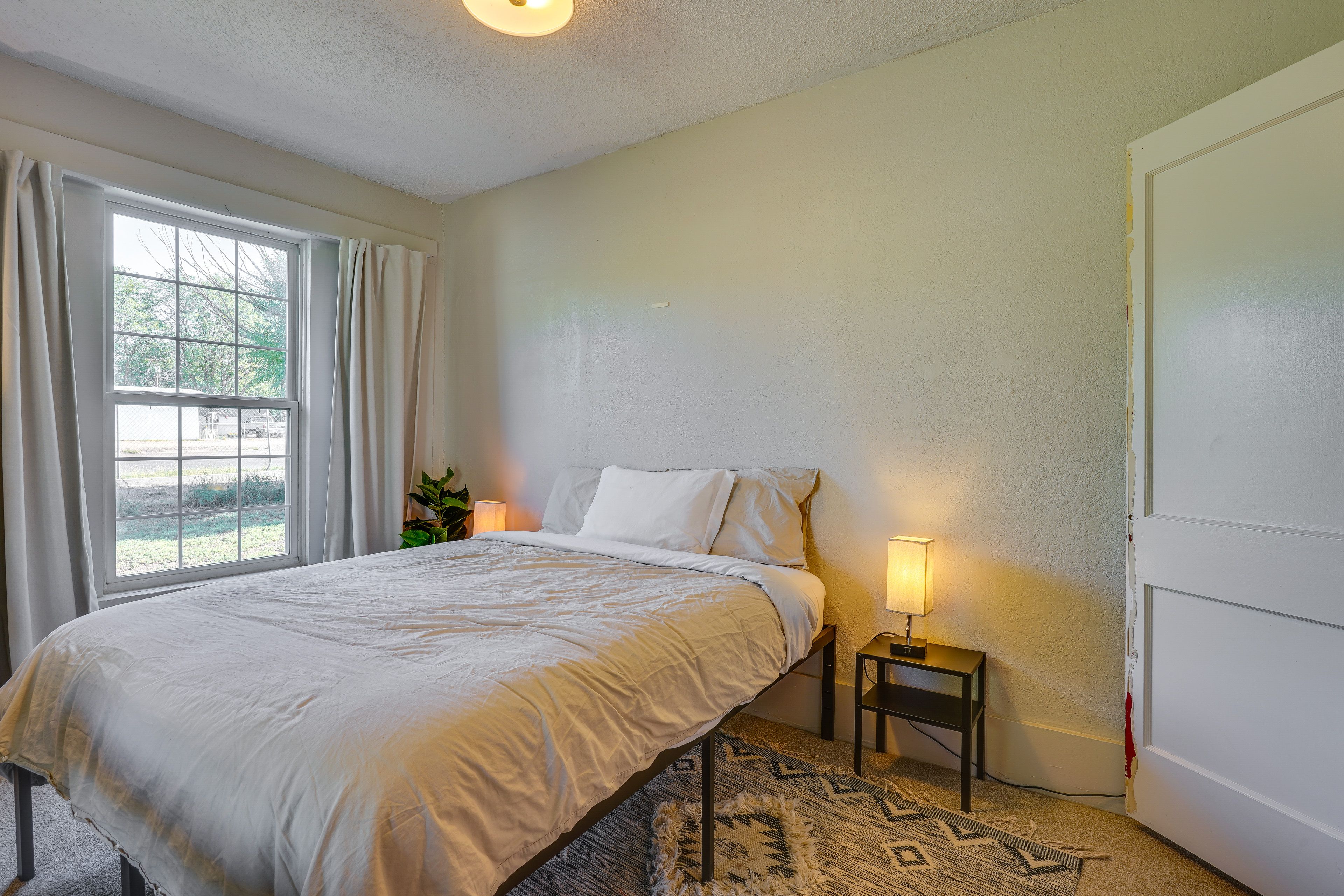 Bedroom 1 | Queen Bed | 1st Floor
