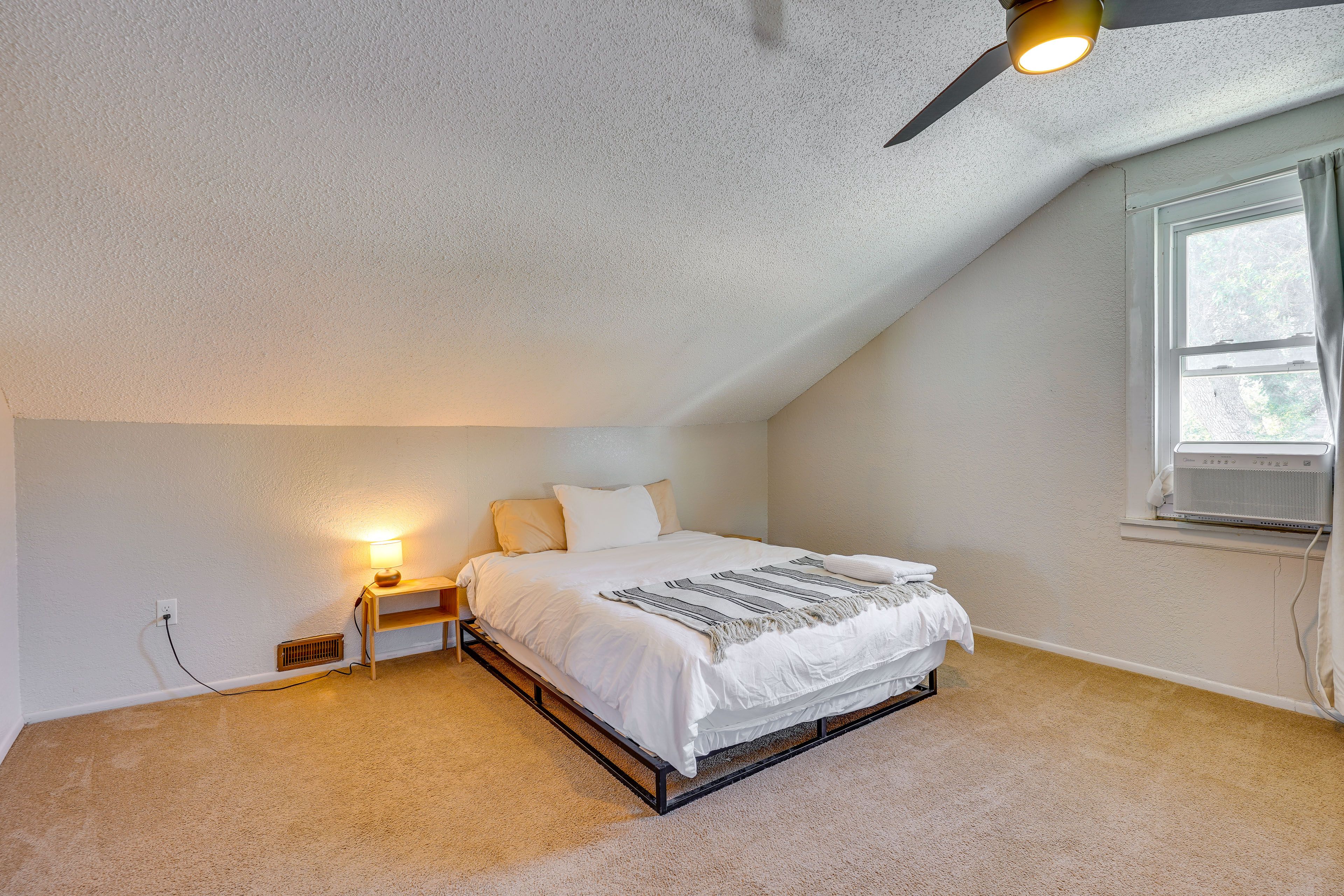 Bedroom 4 | Queen Bed | 2nd Floor