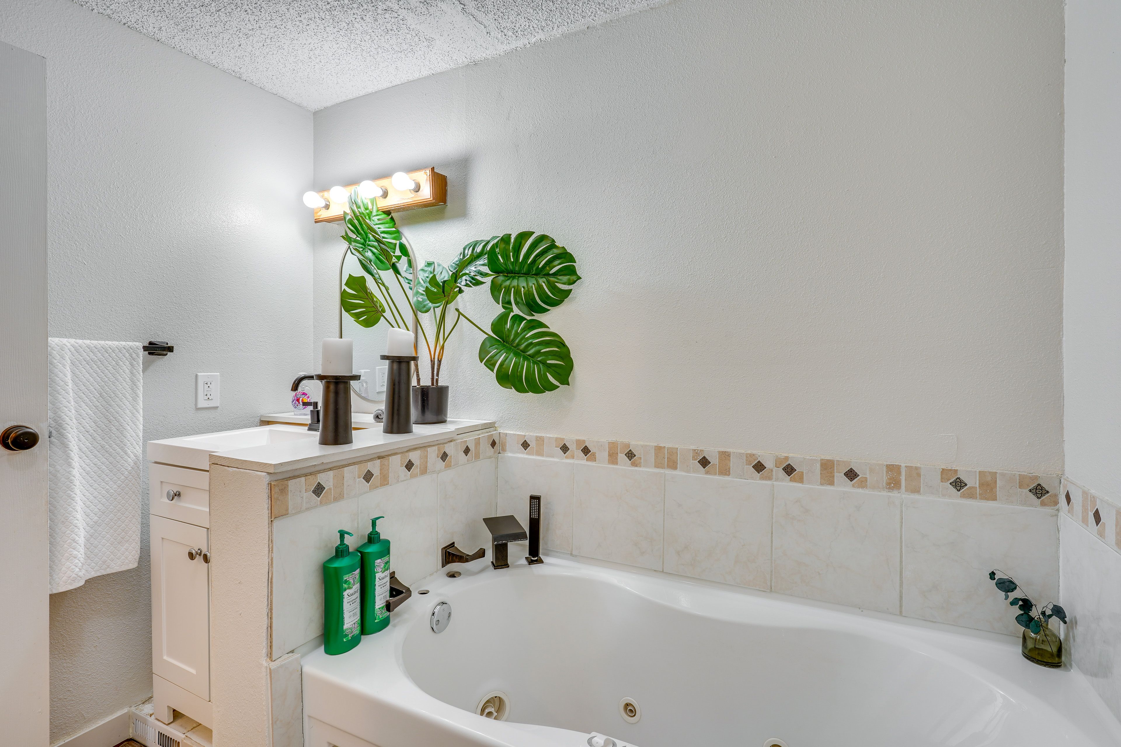 Full Bathroom | Jetted Tub | 1st Floor