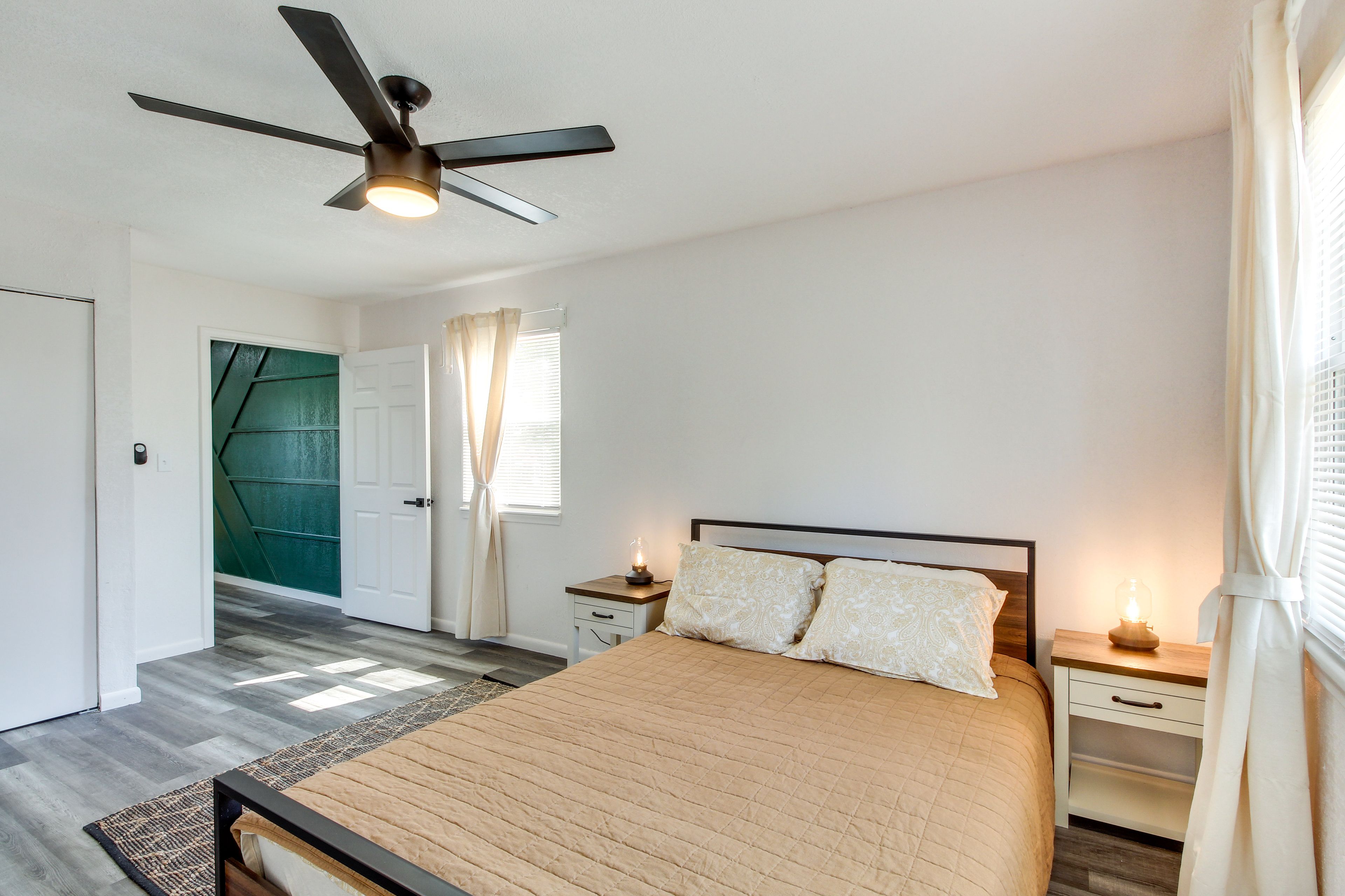 Bedroom 1 (Suite) | Queen Bed
