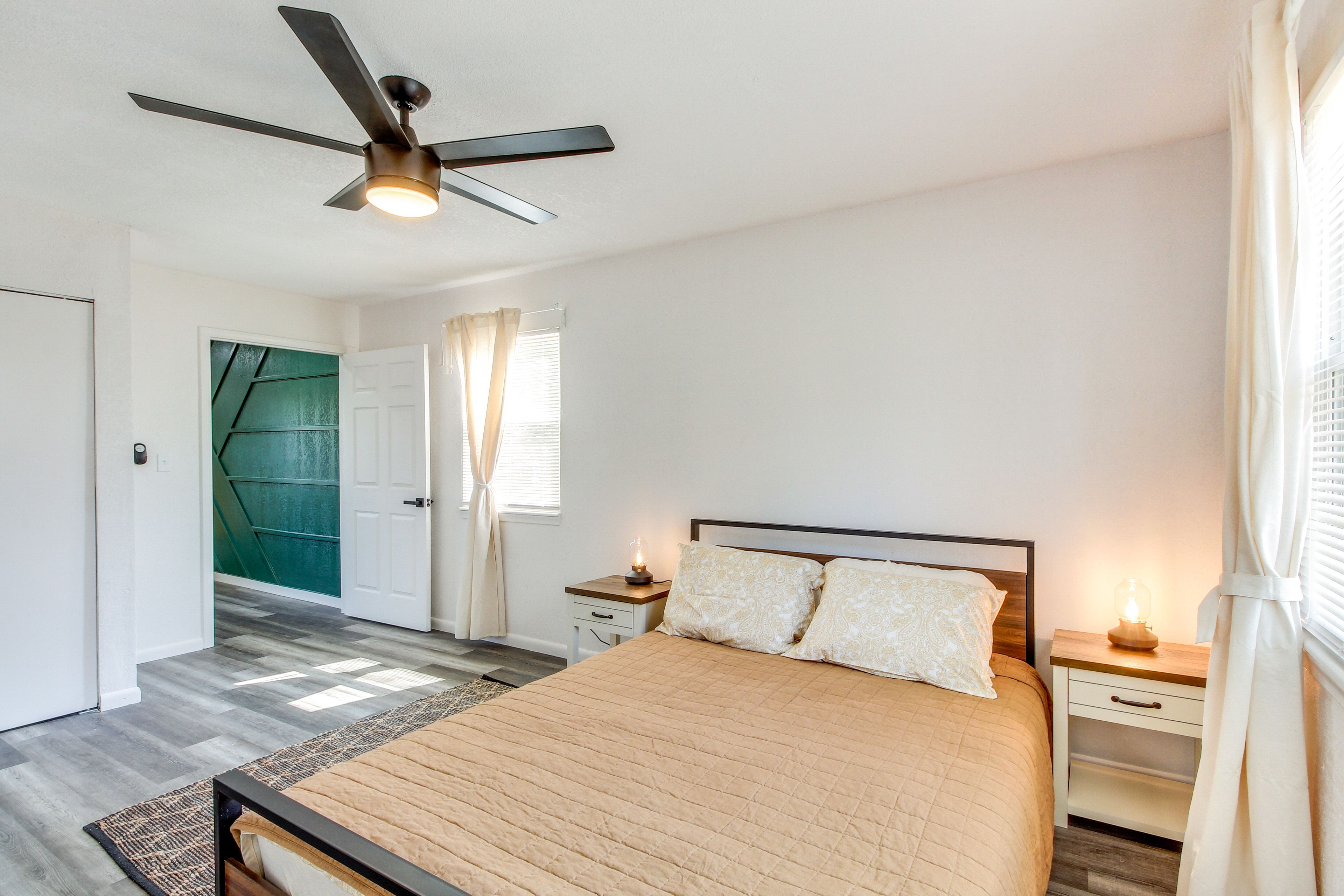 Bedroom 1 (Suite) | Queen Bed