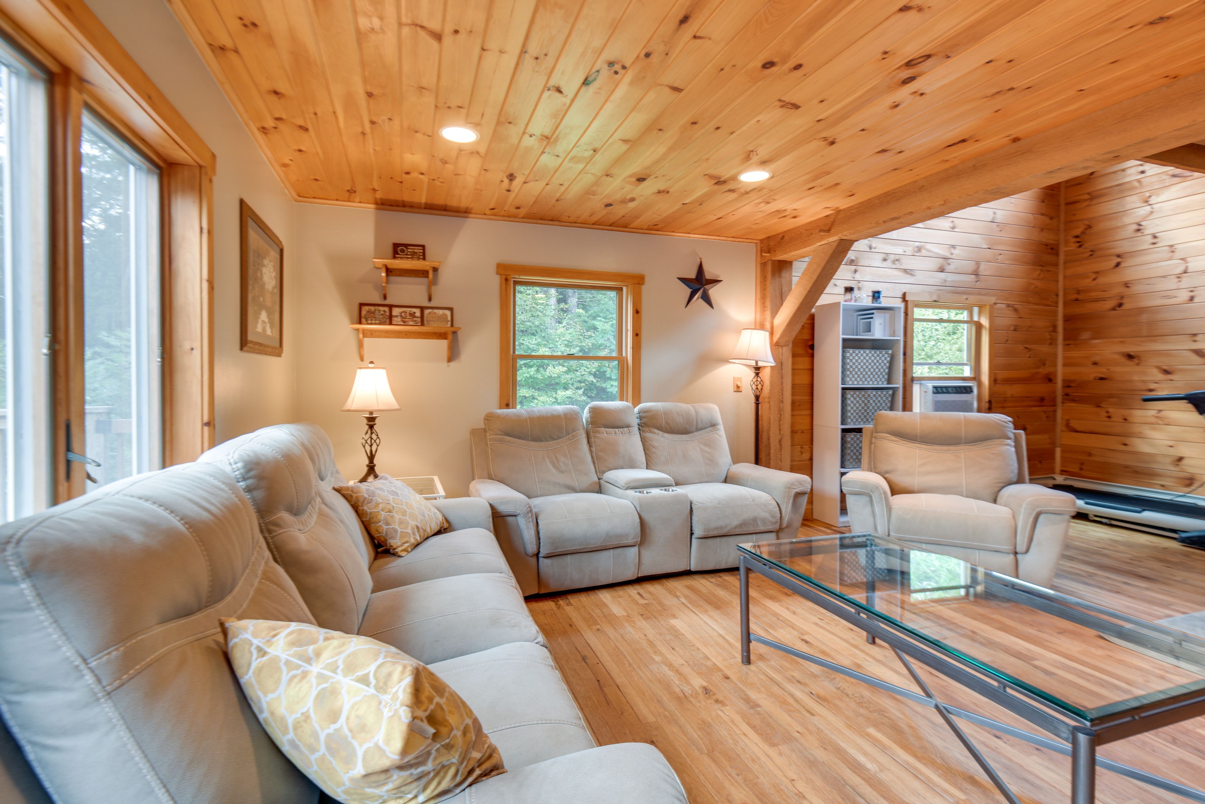 Living Room | Free WiFi | Smart TV | Window A/C Unit