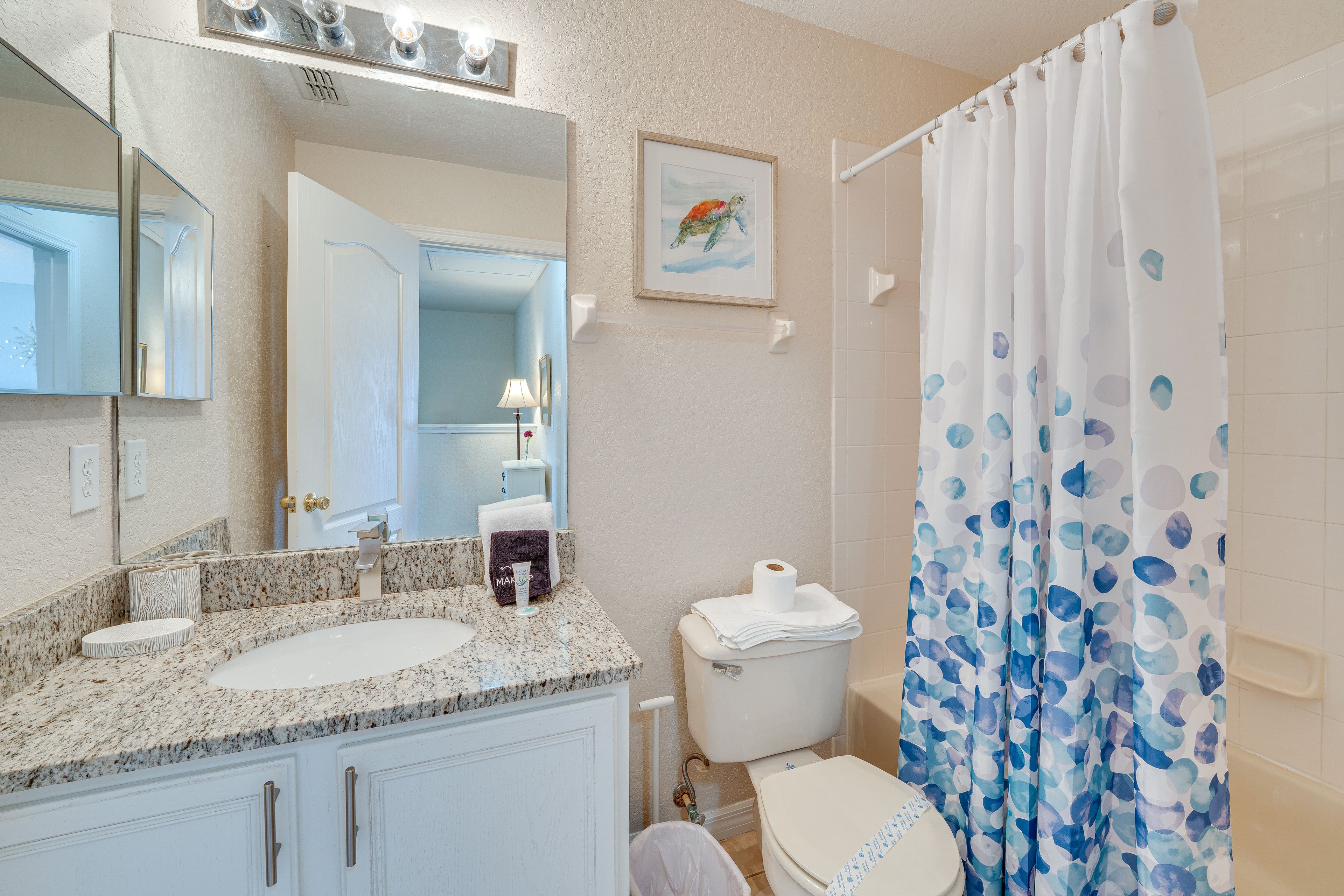 Full Bathroom | 2nd Floor | Shower/Tub Combo | Complimentary Toiletires
