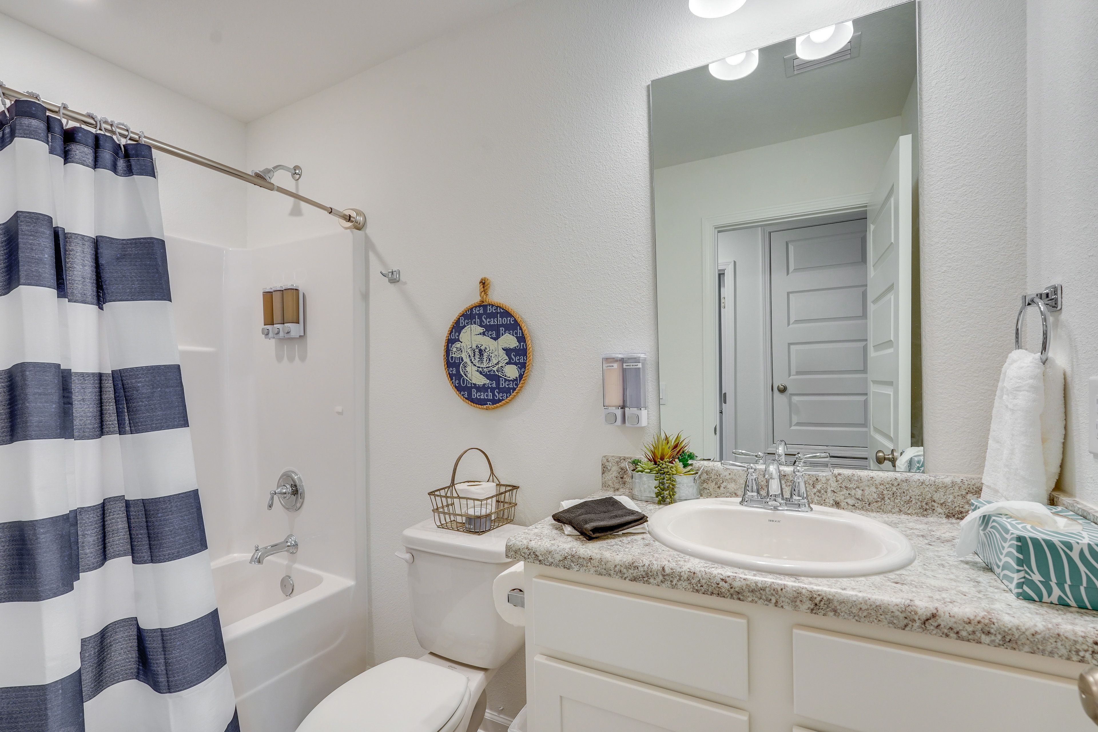 Full Bathroom | Complimentary Toiletries