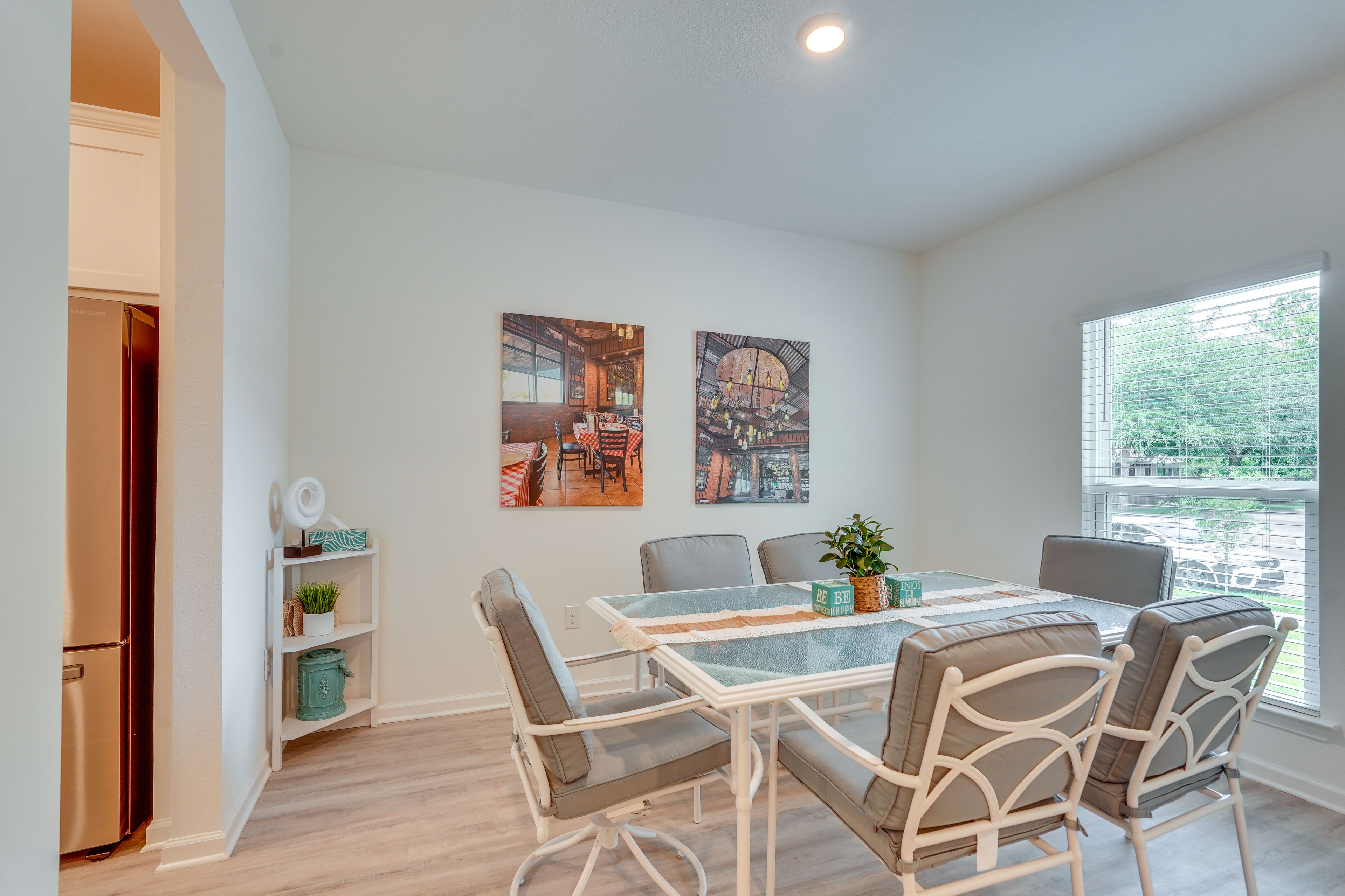 Dining Area | Dishware/Flatware Provided
