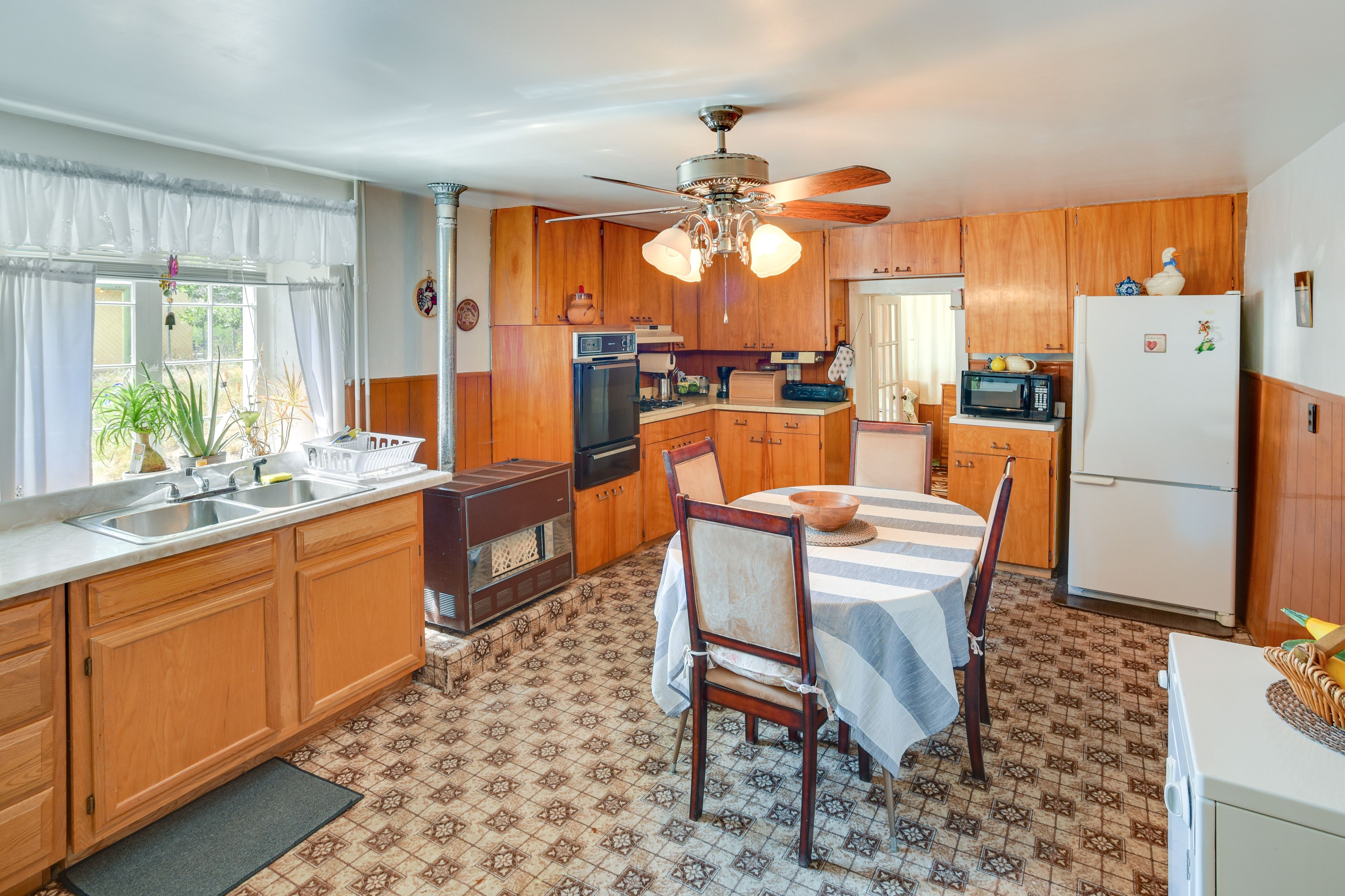 Dining Area | Kitchen