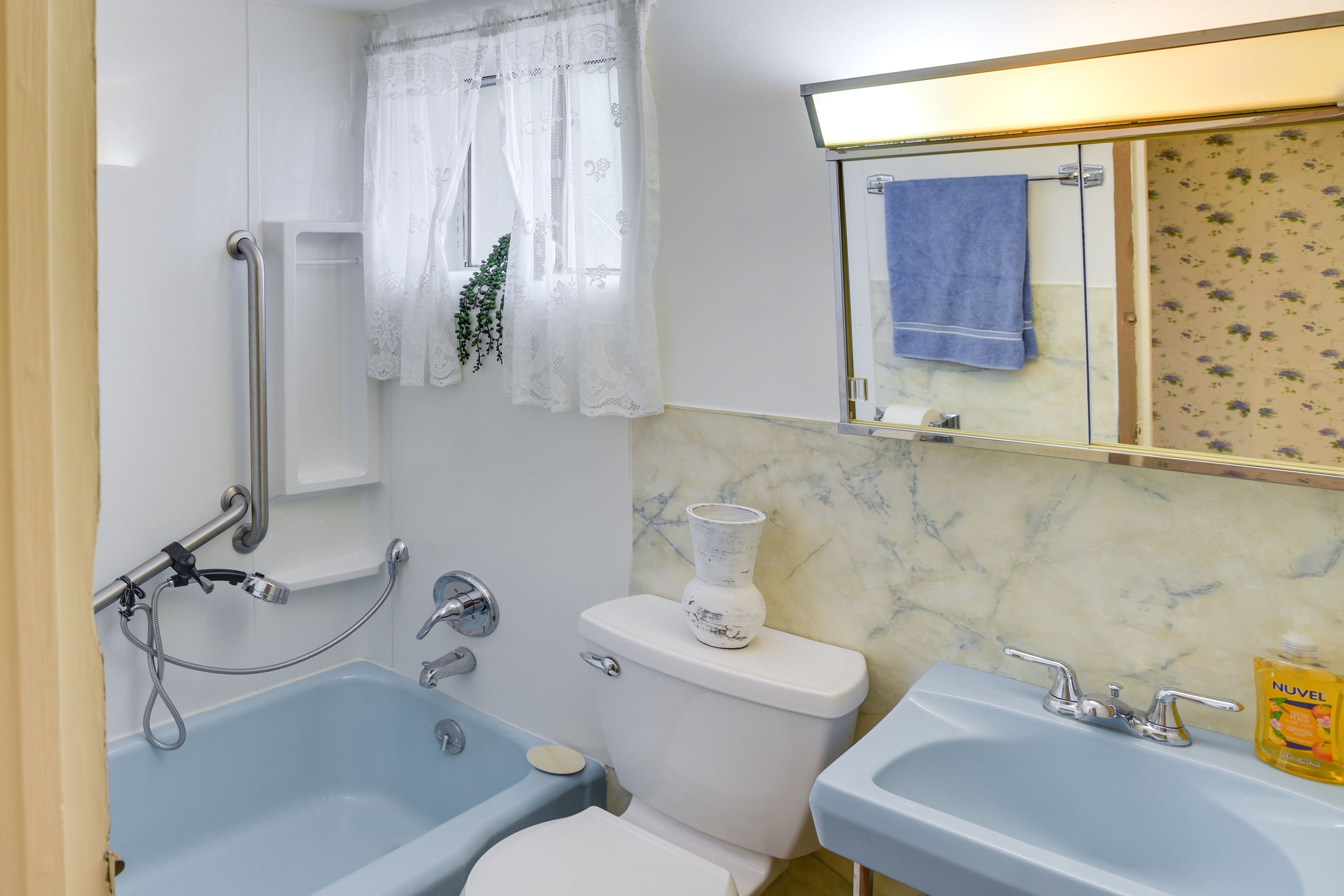 Full Bathroom | Complimentary Toiletries