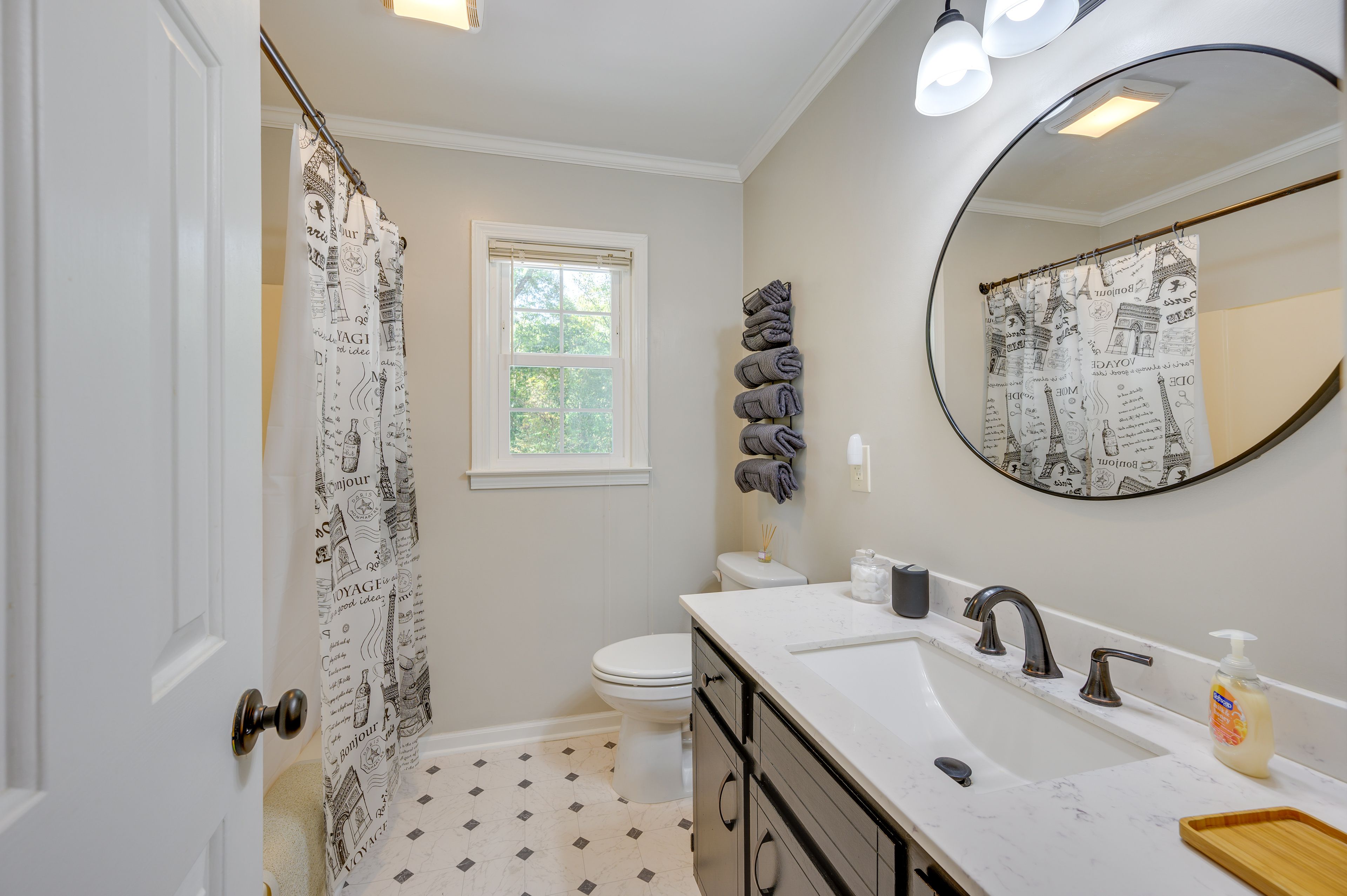 Full Bathroom | 2nd Floor | Complimentary Toiletries