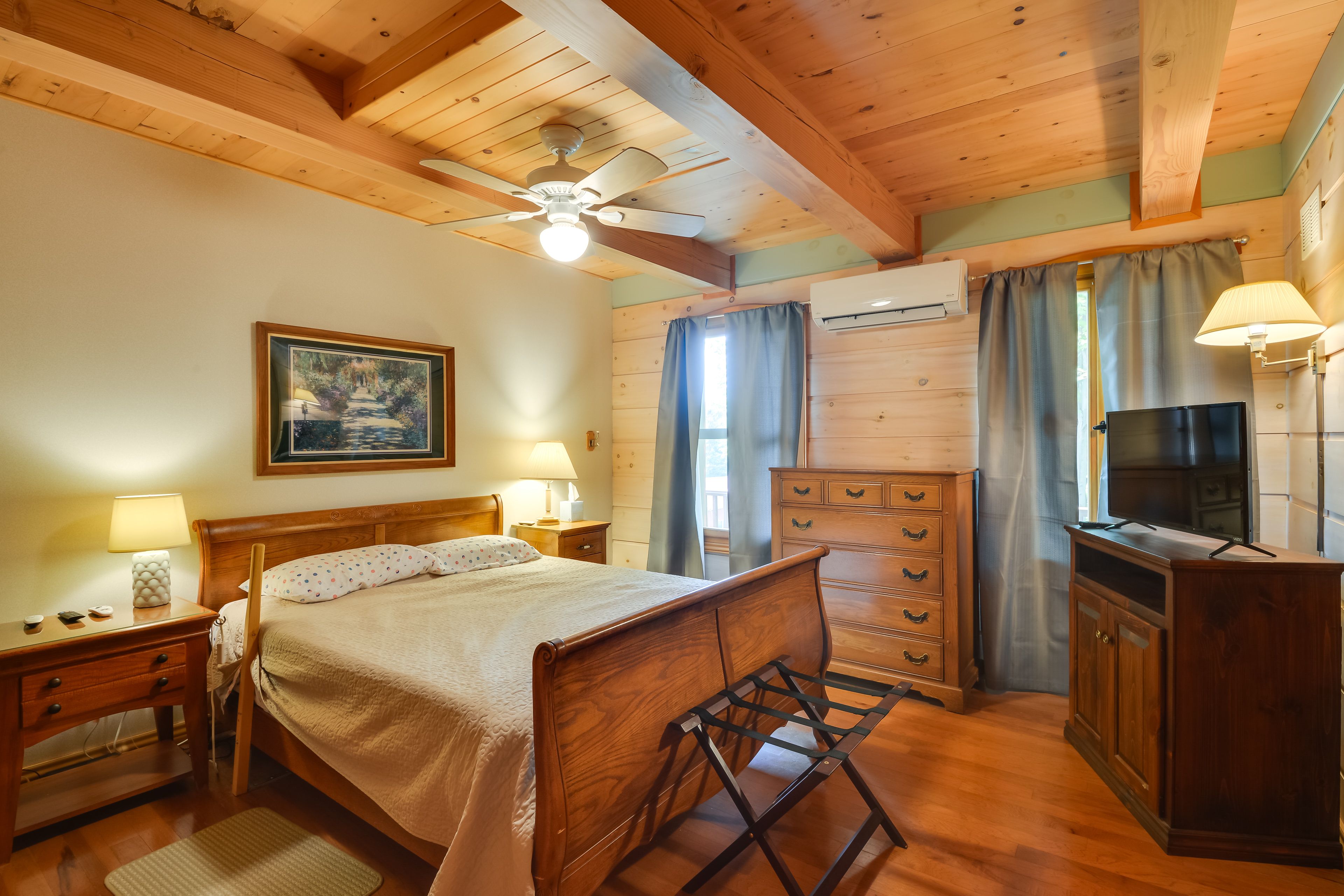 Bedroom | Queen Bed