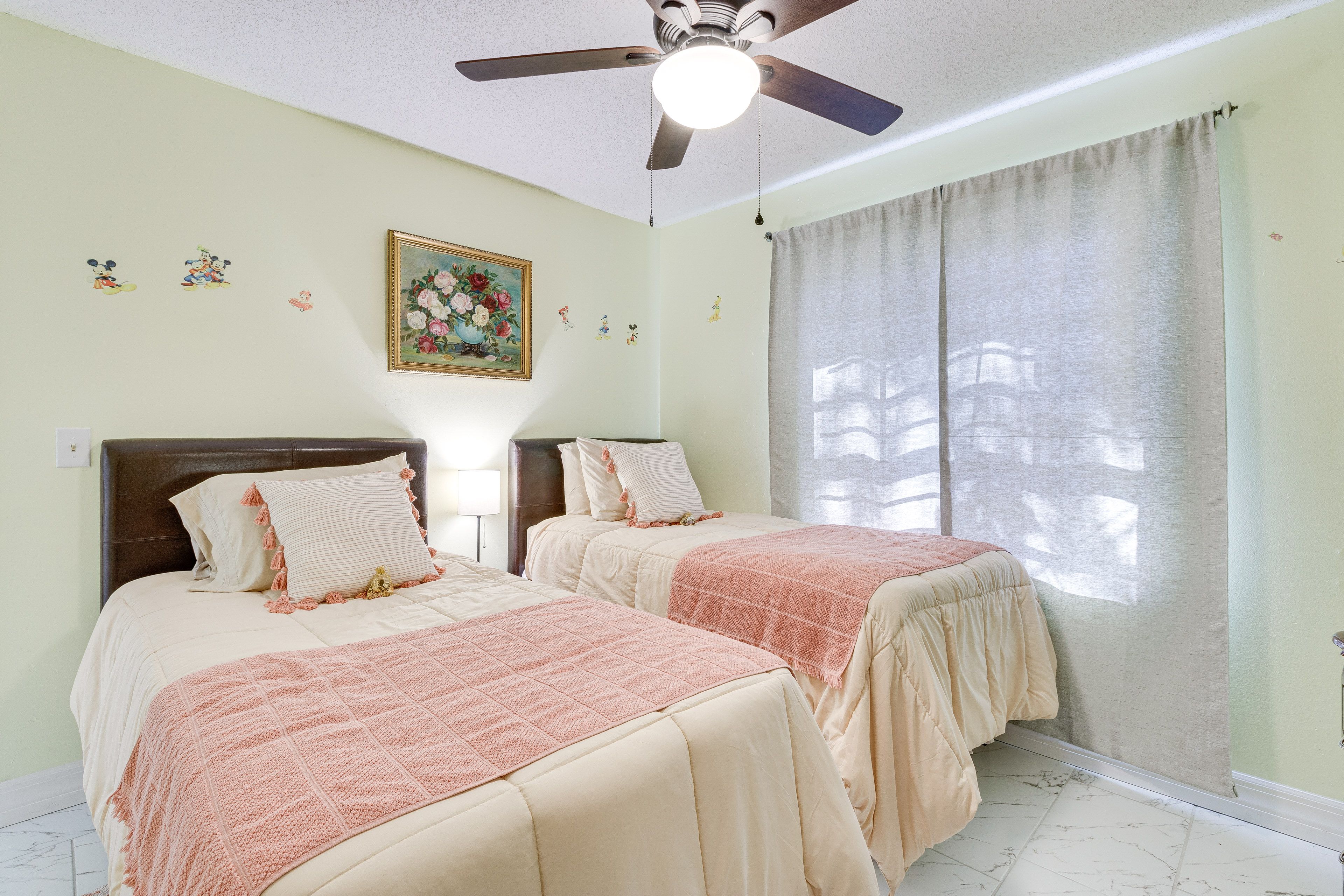 Bedroom 2 | 2 Twin Beds | Smart TV