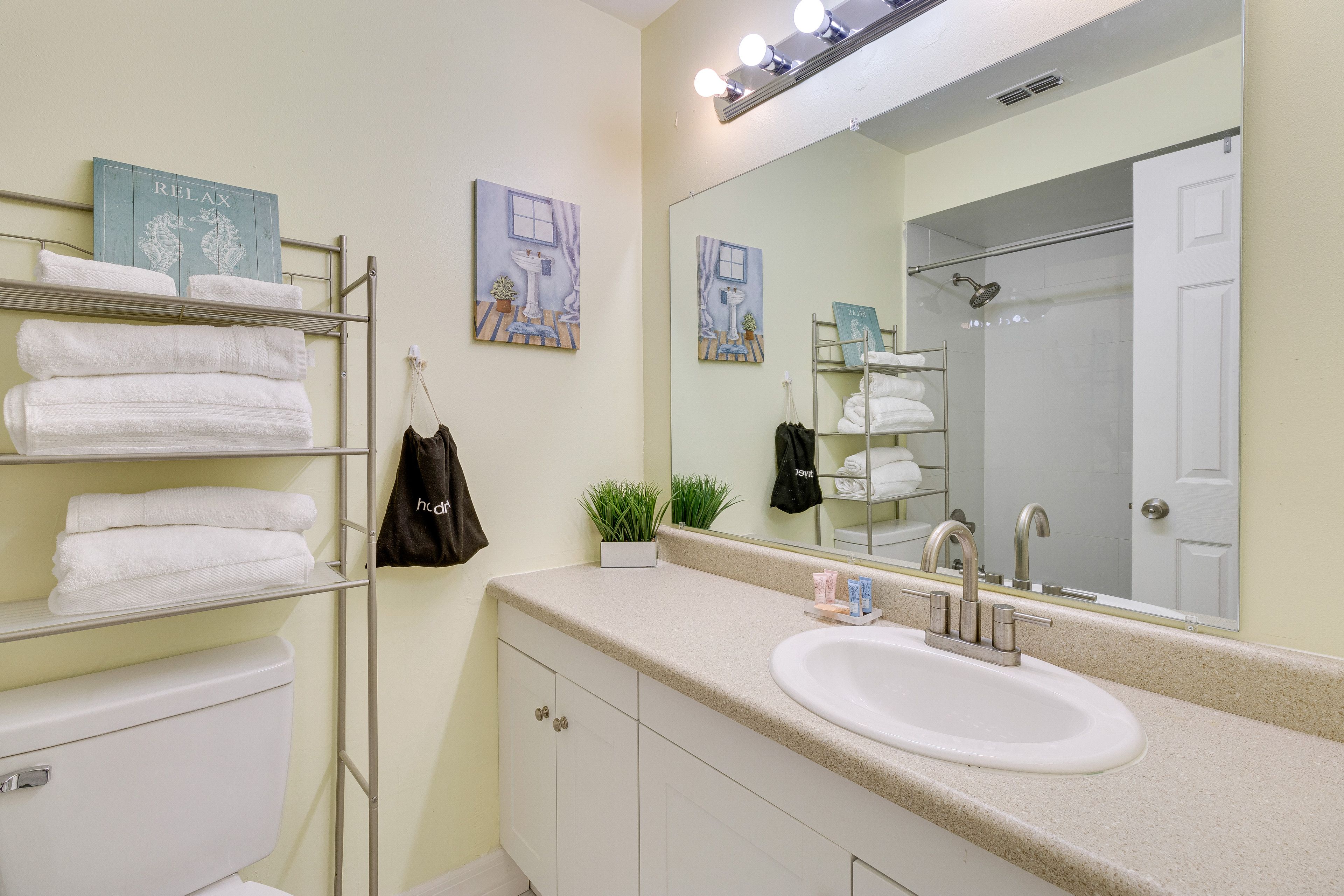 En-Suite Bathroom | Complimentary Toiletries | Hair Dryer | Towels Provided