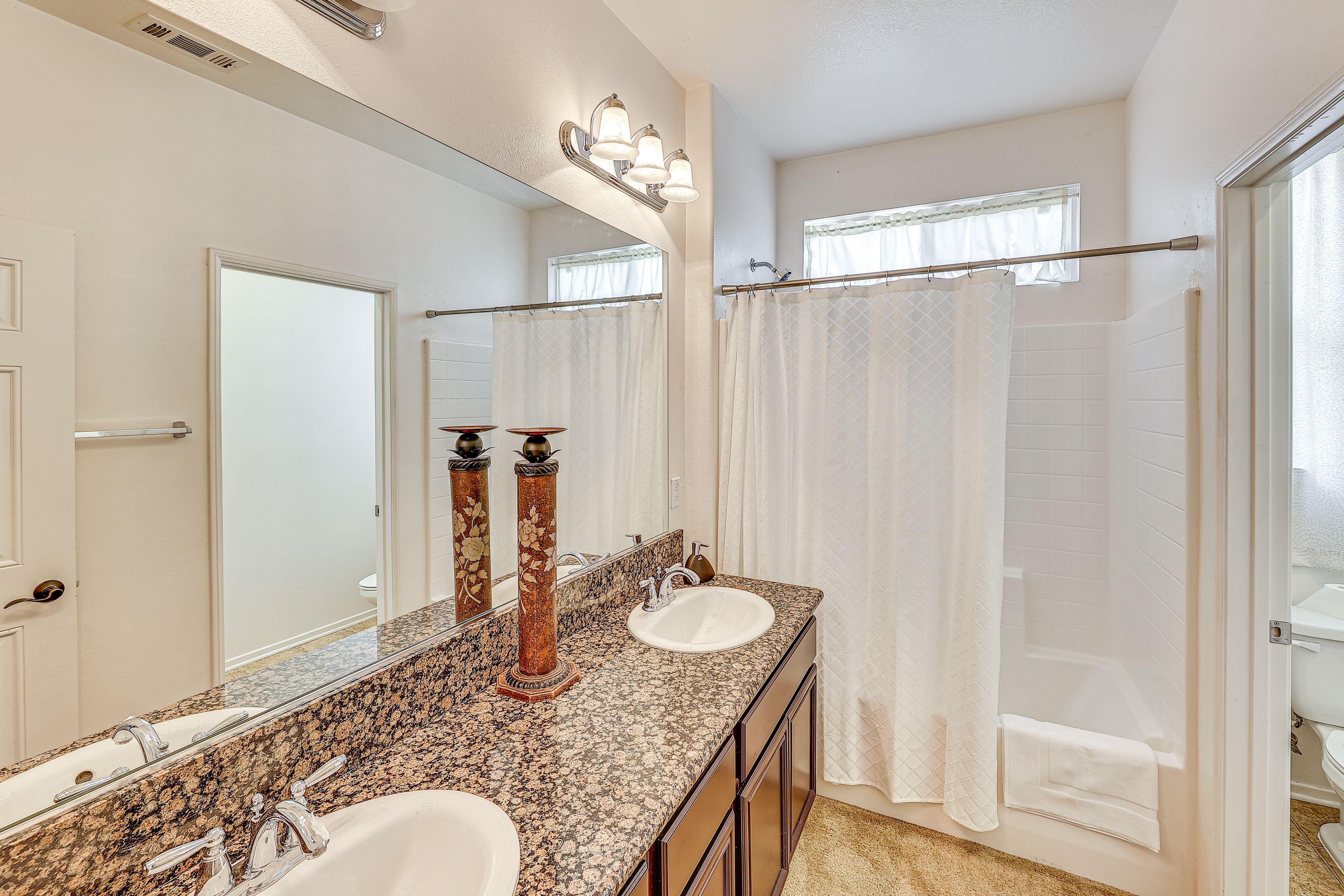 Full Bathroom | 2nd Floor | Towels Provided