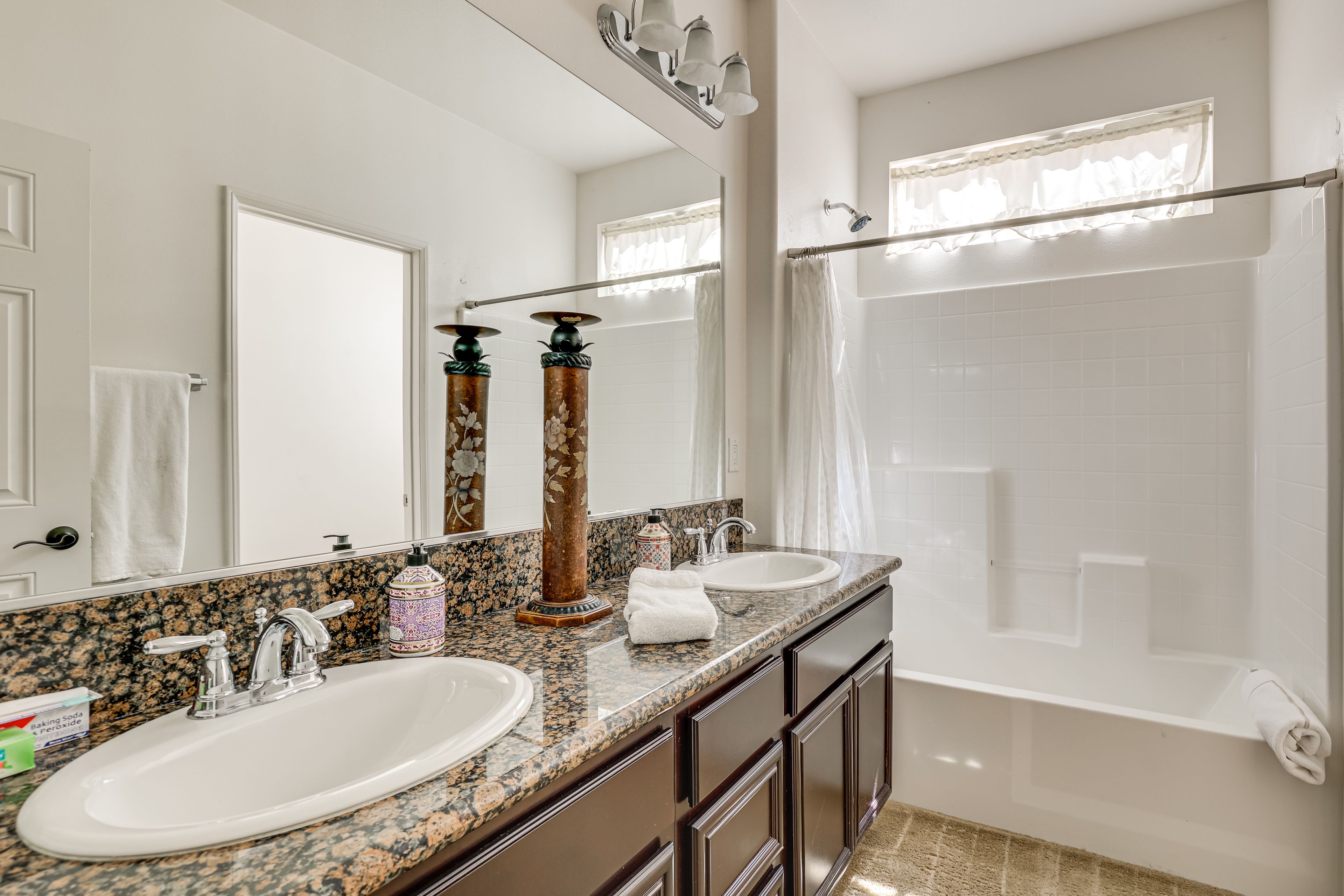 Full Bathroom | 2nd Floor | Towels Provided