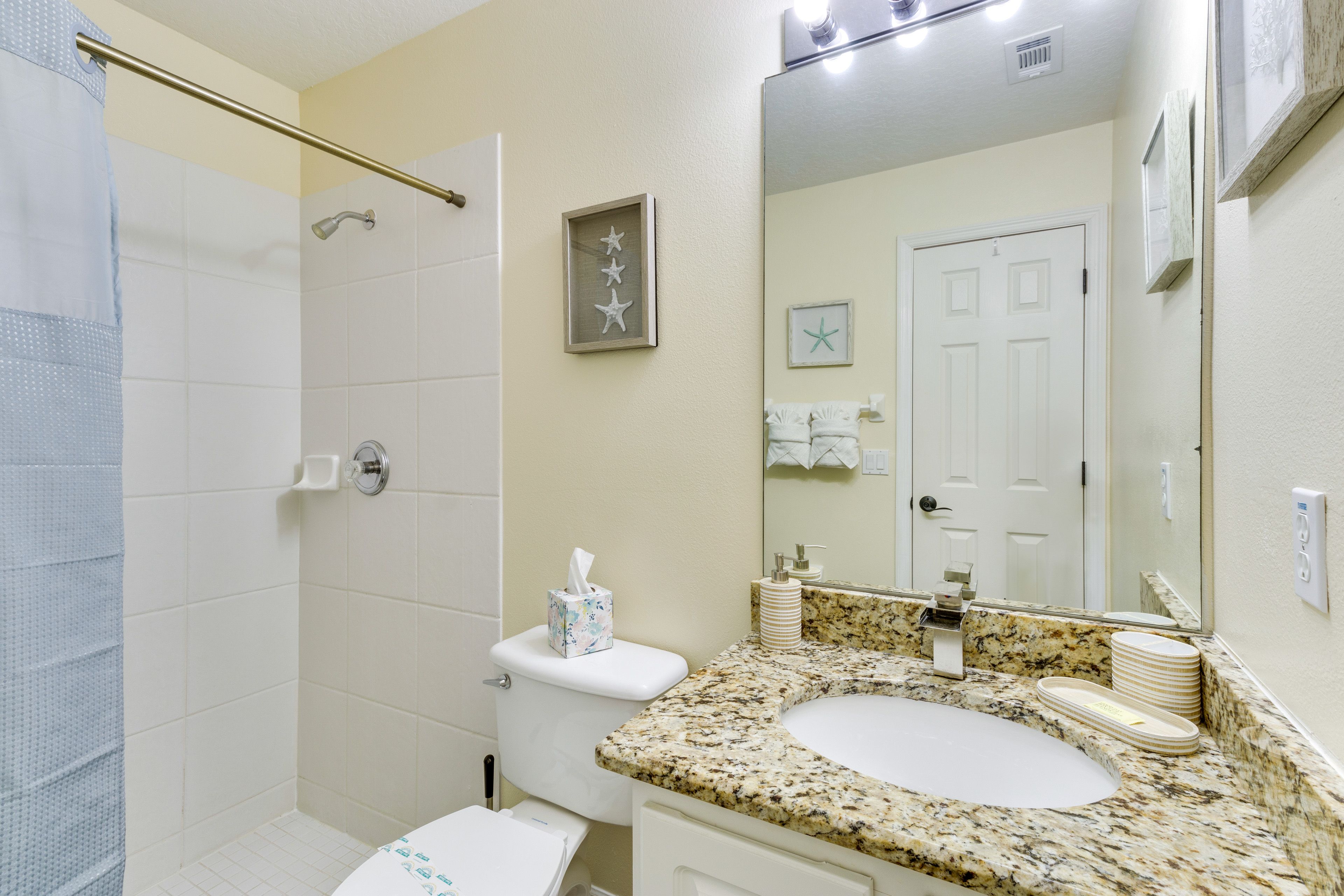 Full Bathroom | Towels Provided