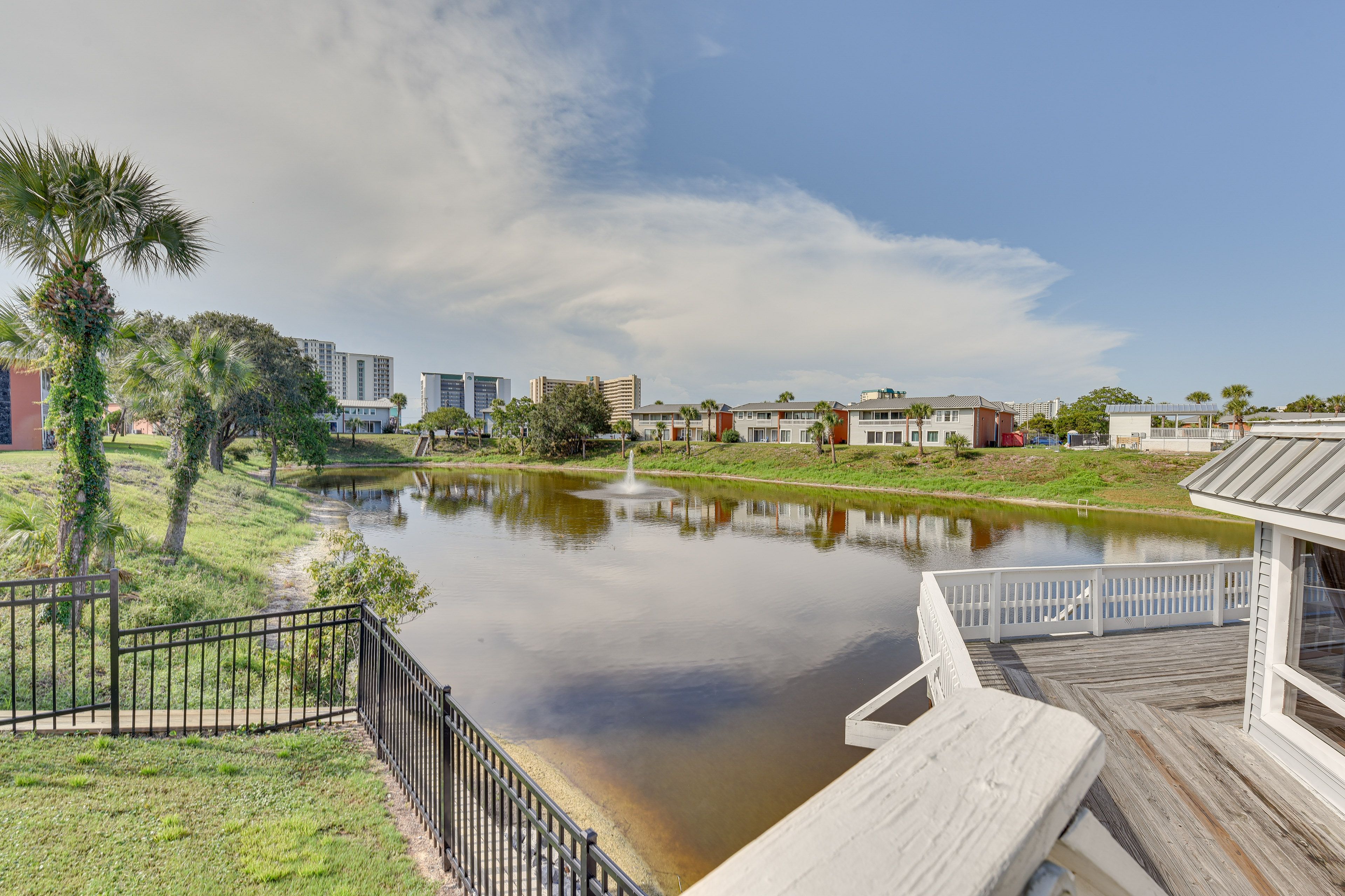 Community Amenities | Outdoor Pool | Laundry Facility | Tennis Court