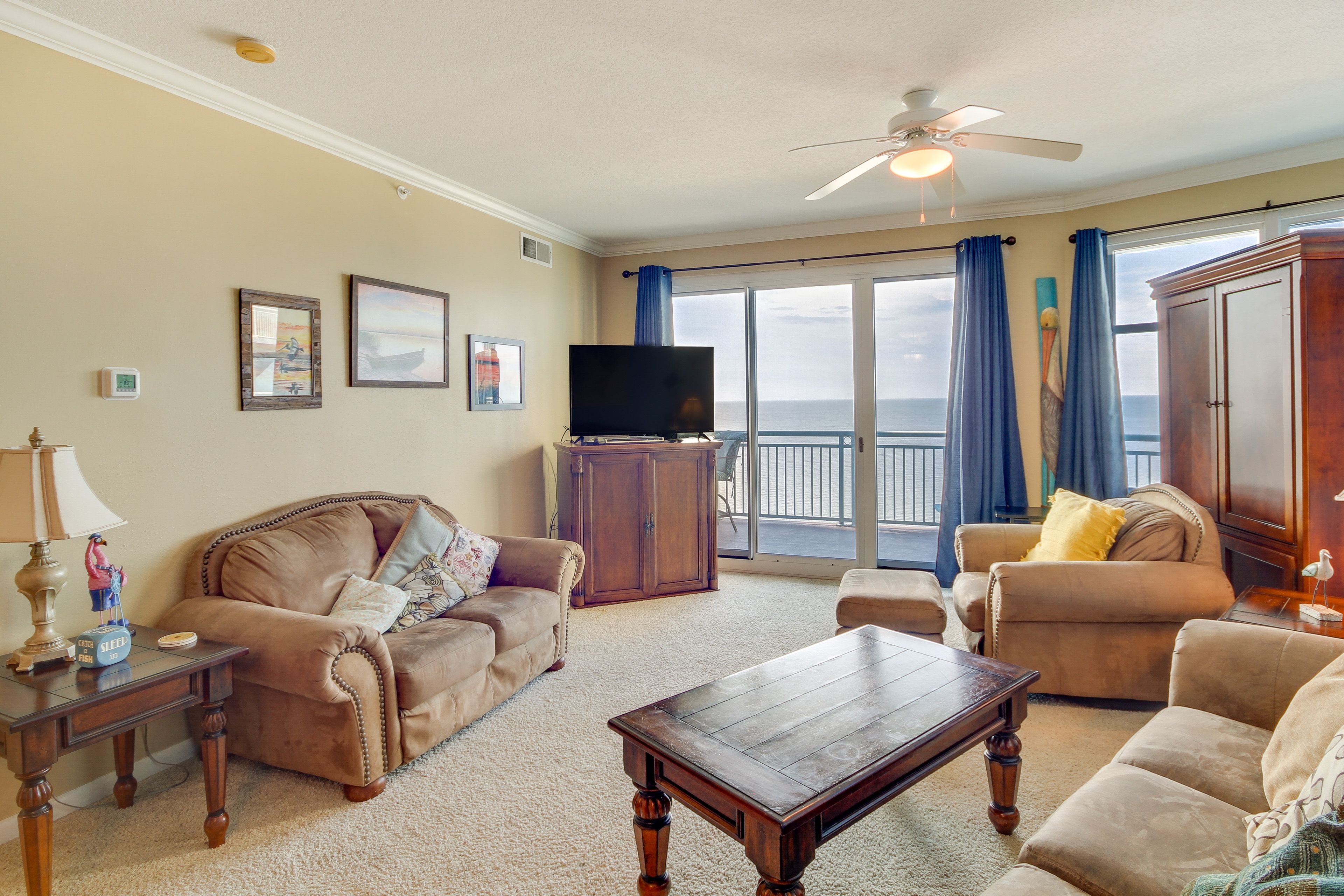 Living Area | Smart TV w/ Cable
