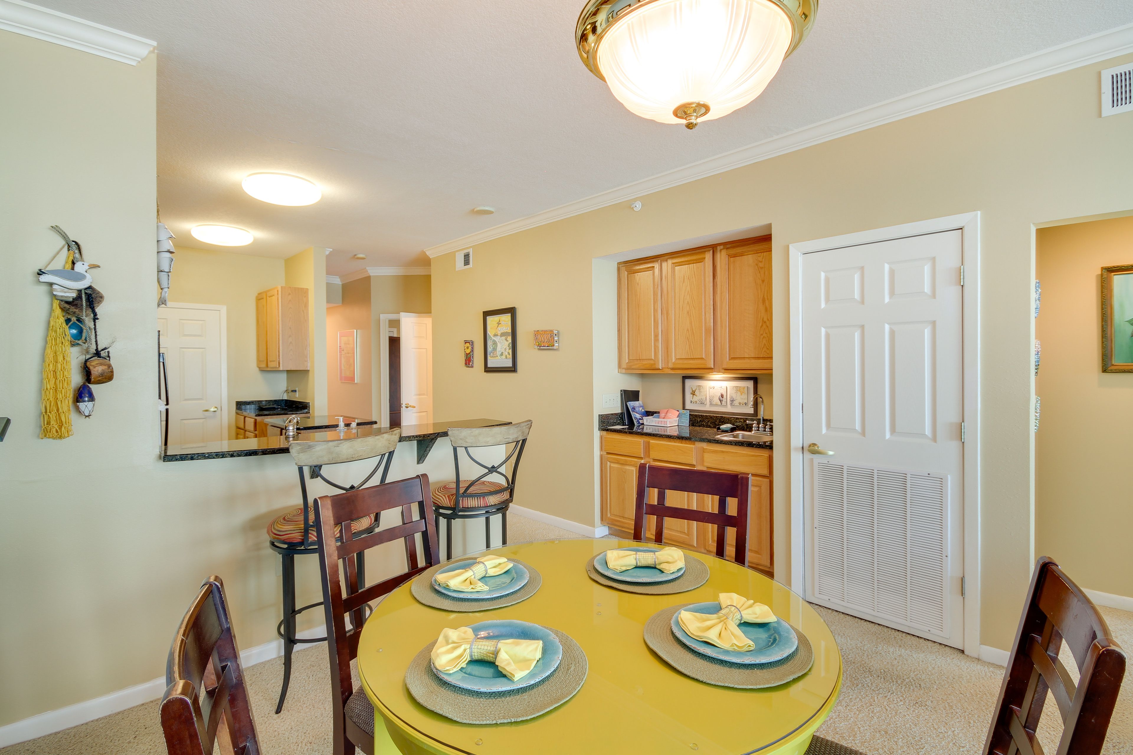 Dining Area | Kitchen