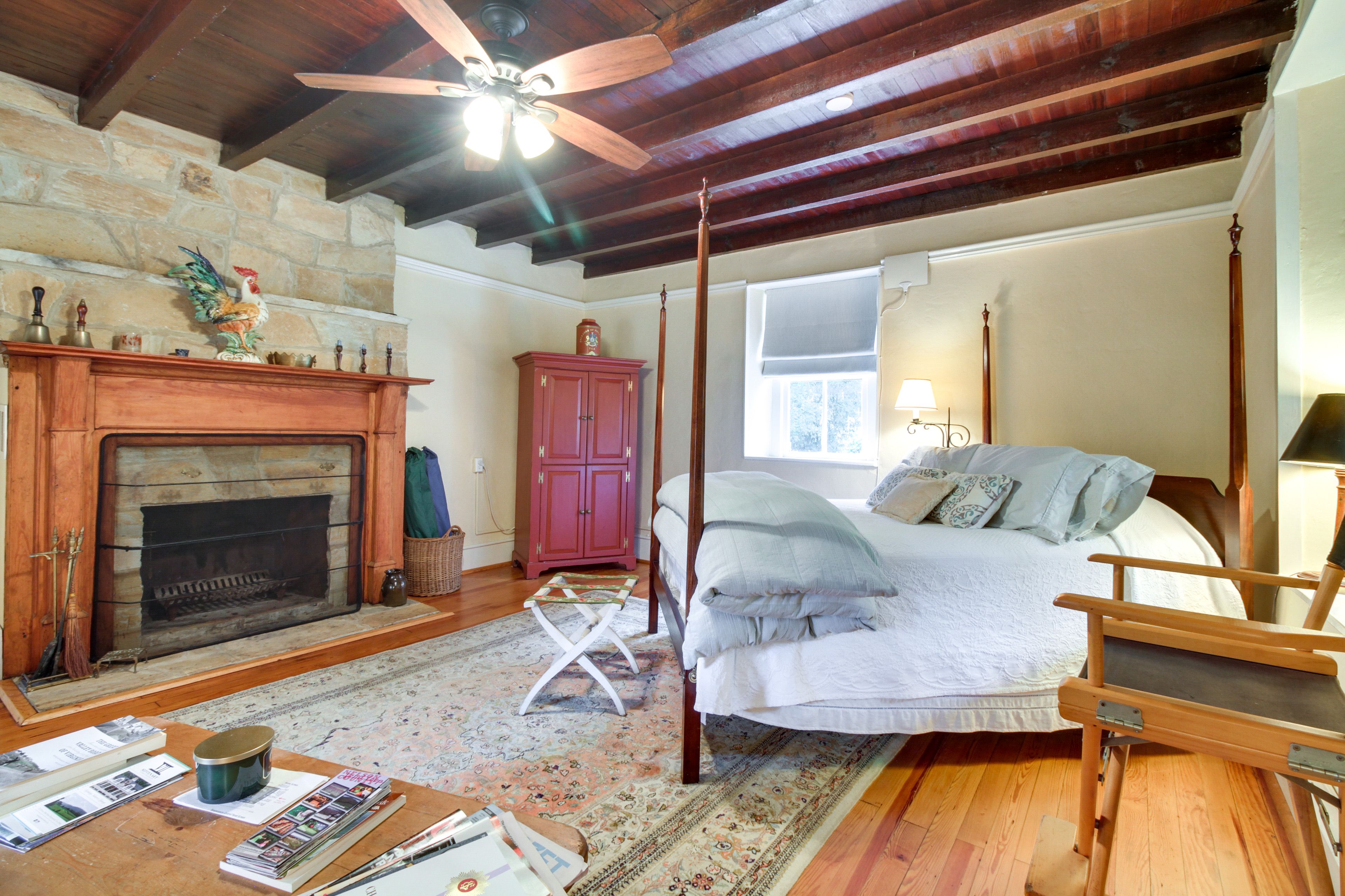 Studio | Single Story | Queen Bed | Free WiFi | Central A/C & Heat