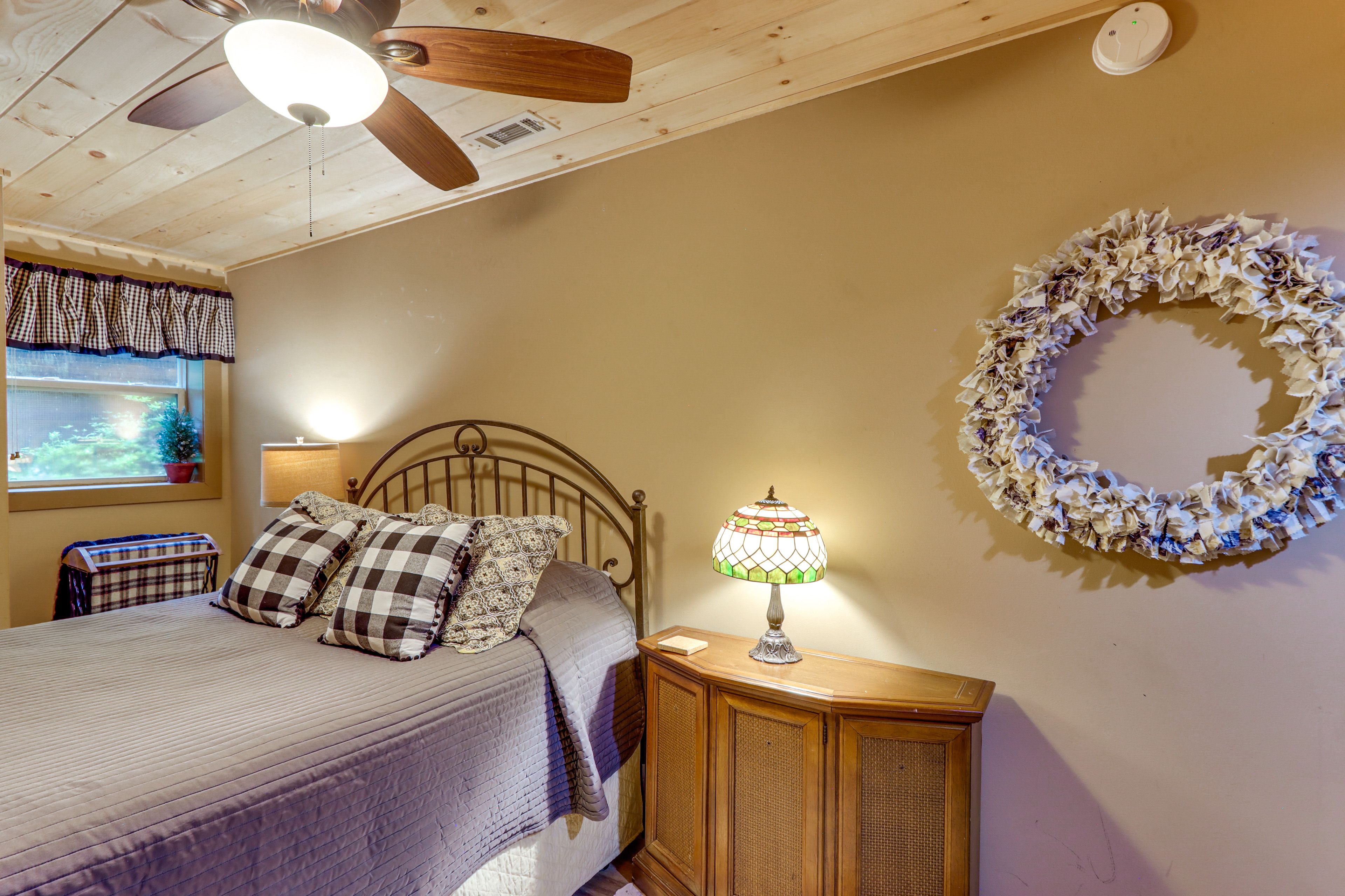 Bedroom 3 | Queen Bed