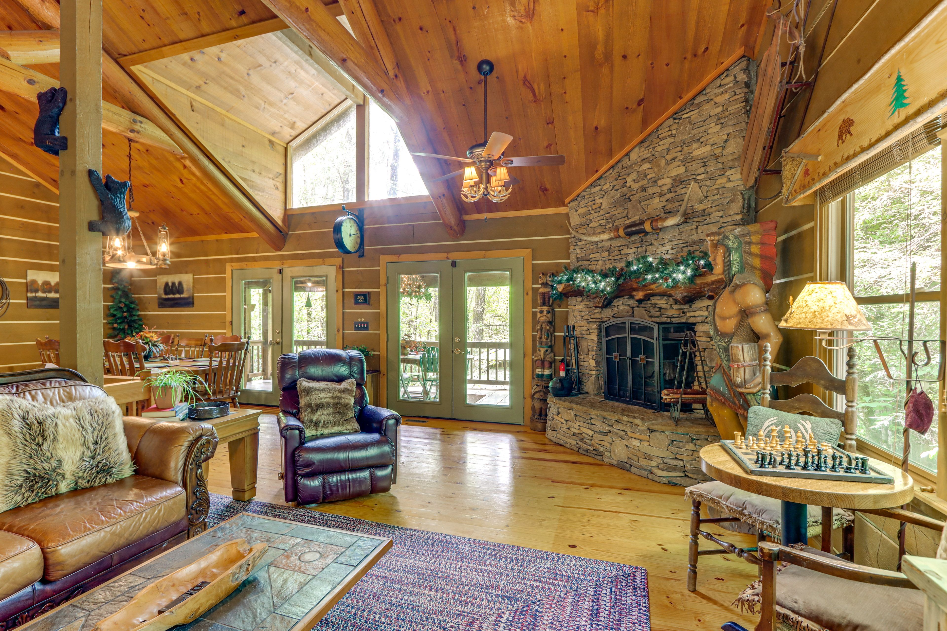 Living Room | 3 Fireplaces | Free WiFi | Smart TV | Central A/C