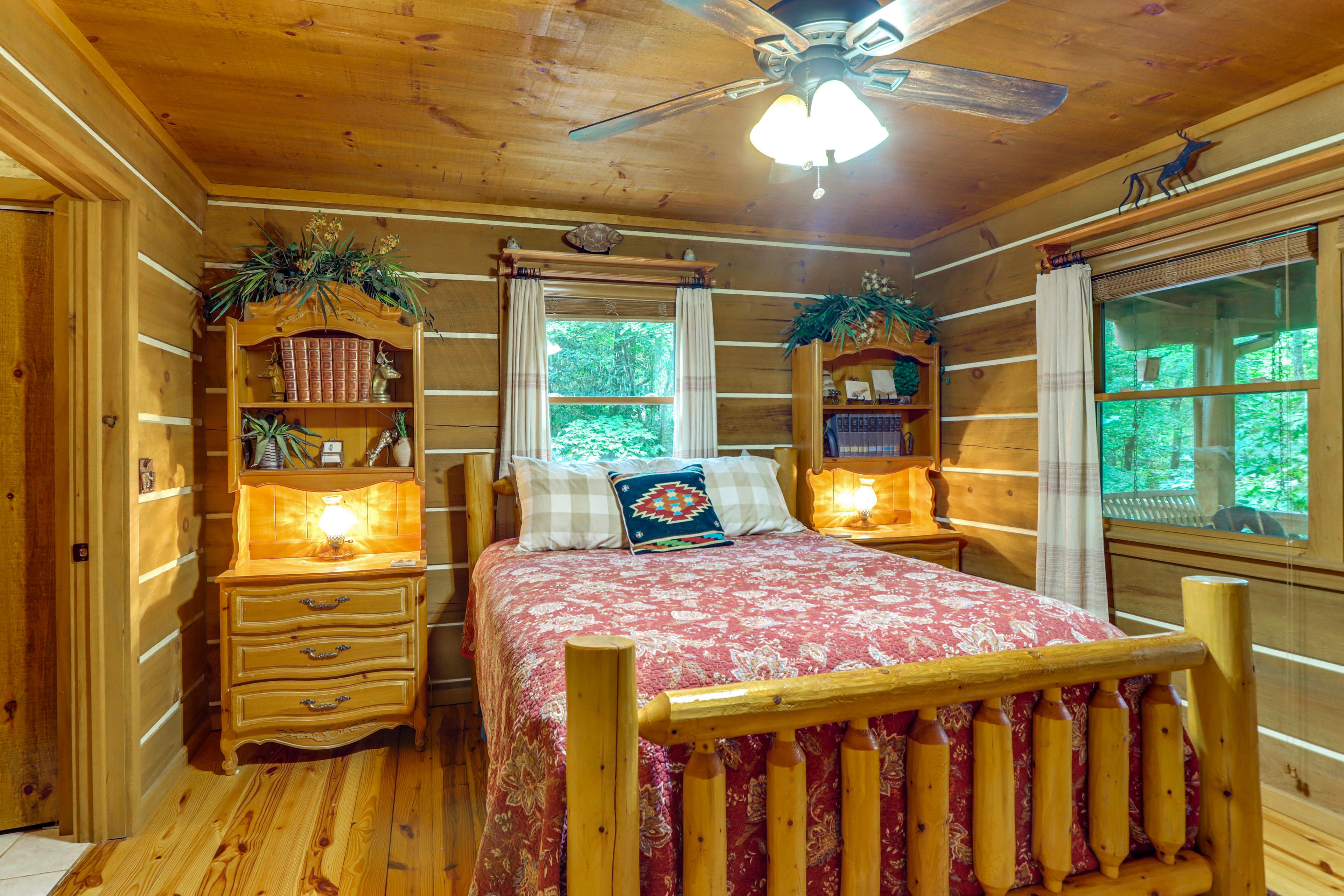 Bedroom 1 | Queen Bed | En-Suite Bathroom