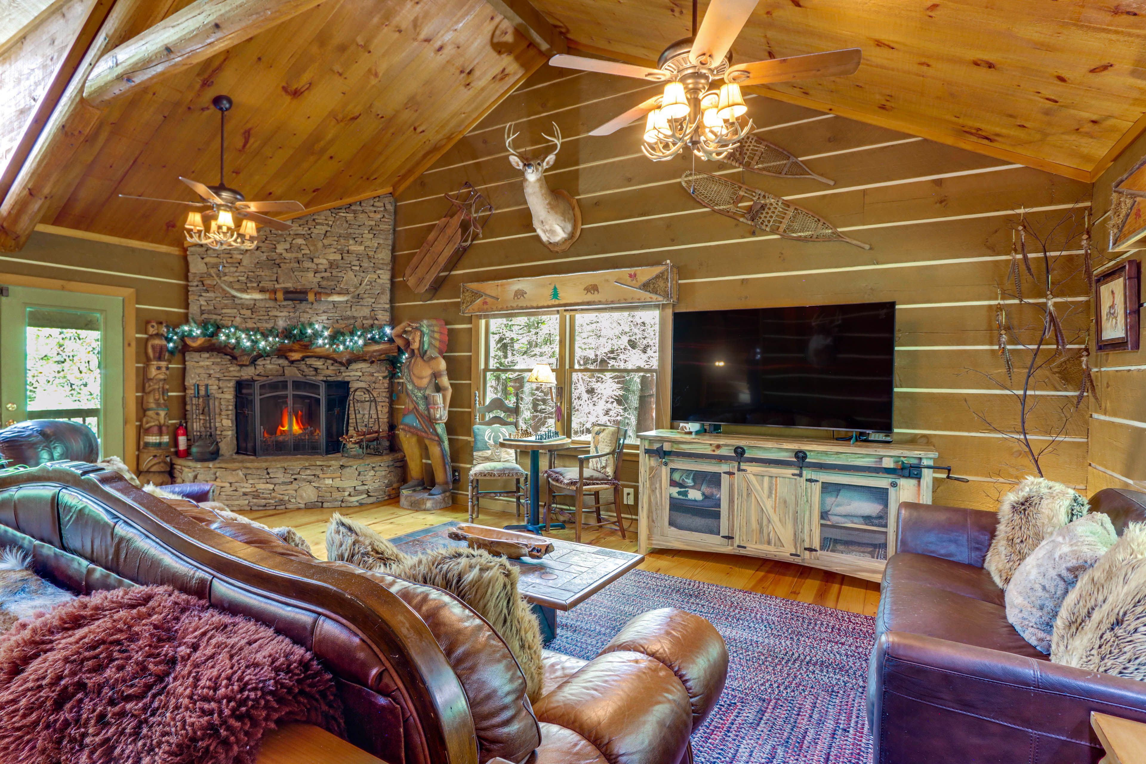 Living Room | 3 Fireplaces | Free WiFi | Smart TV | Central A/C