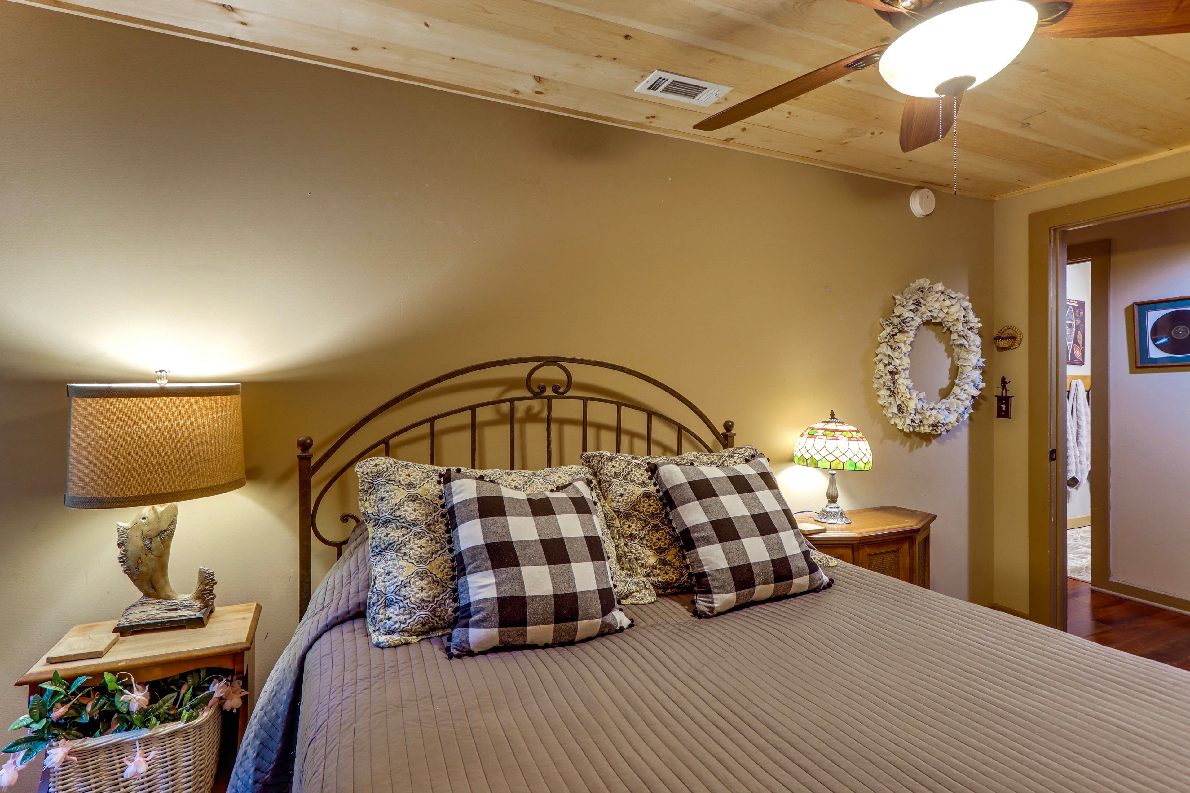 Bedroom 3 | Queen Bed