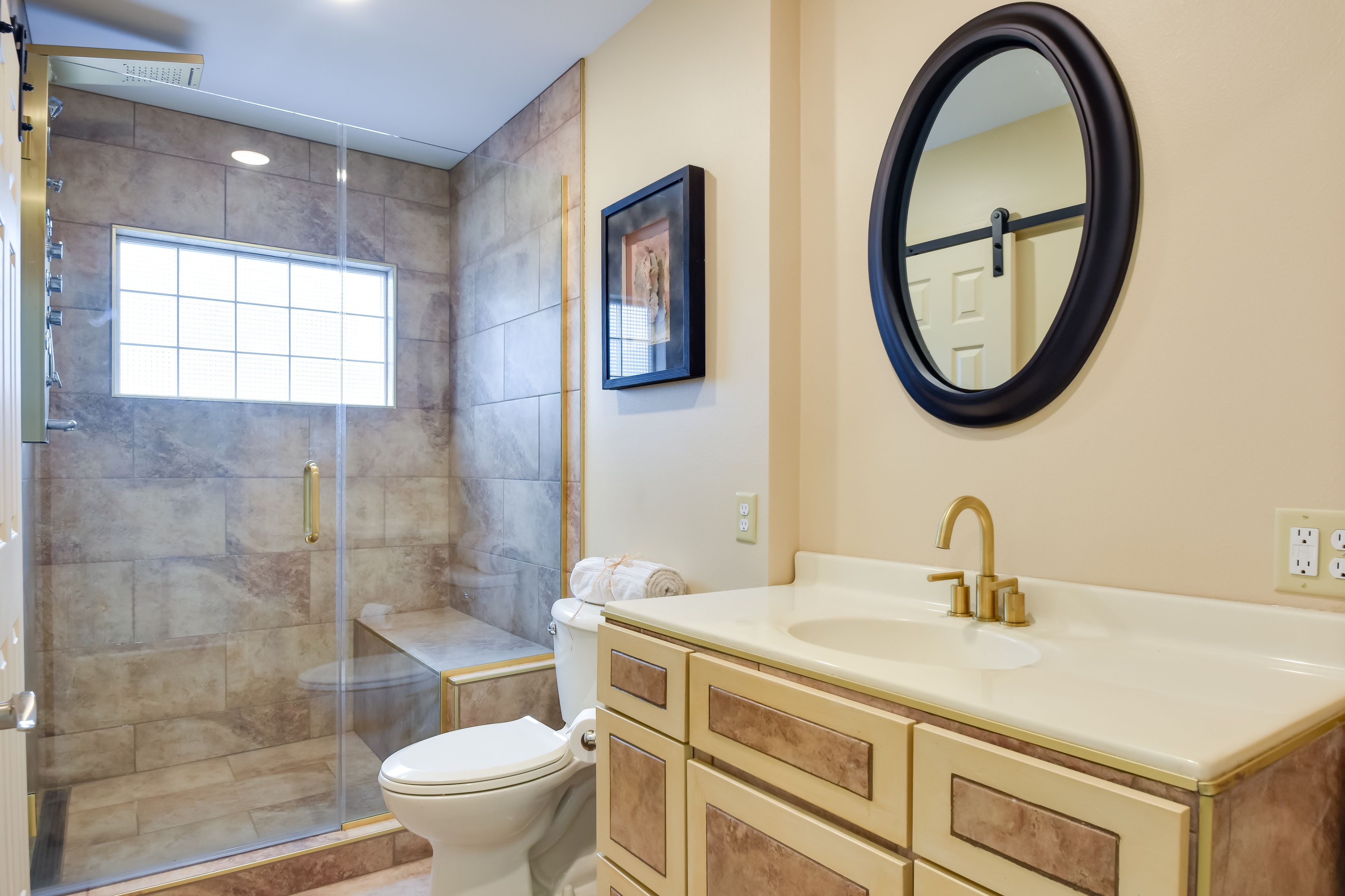 Full Bathroom | Towels Provided | Complimentary Toiletries