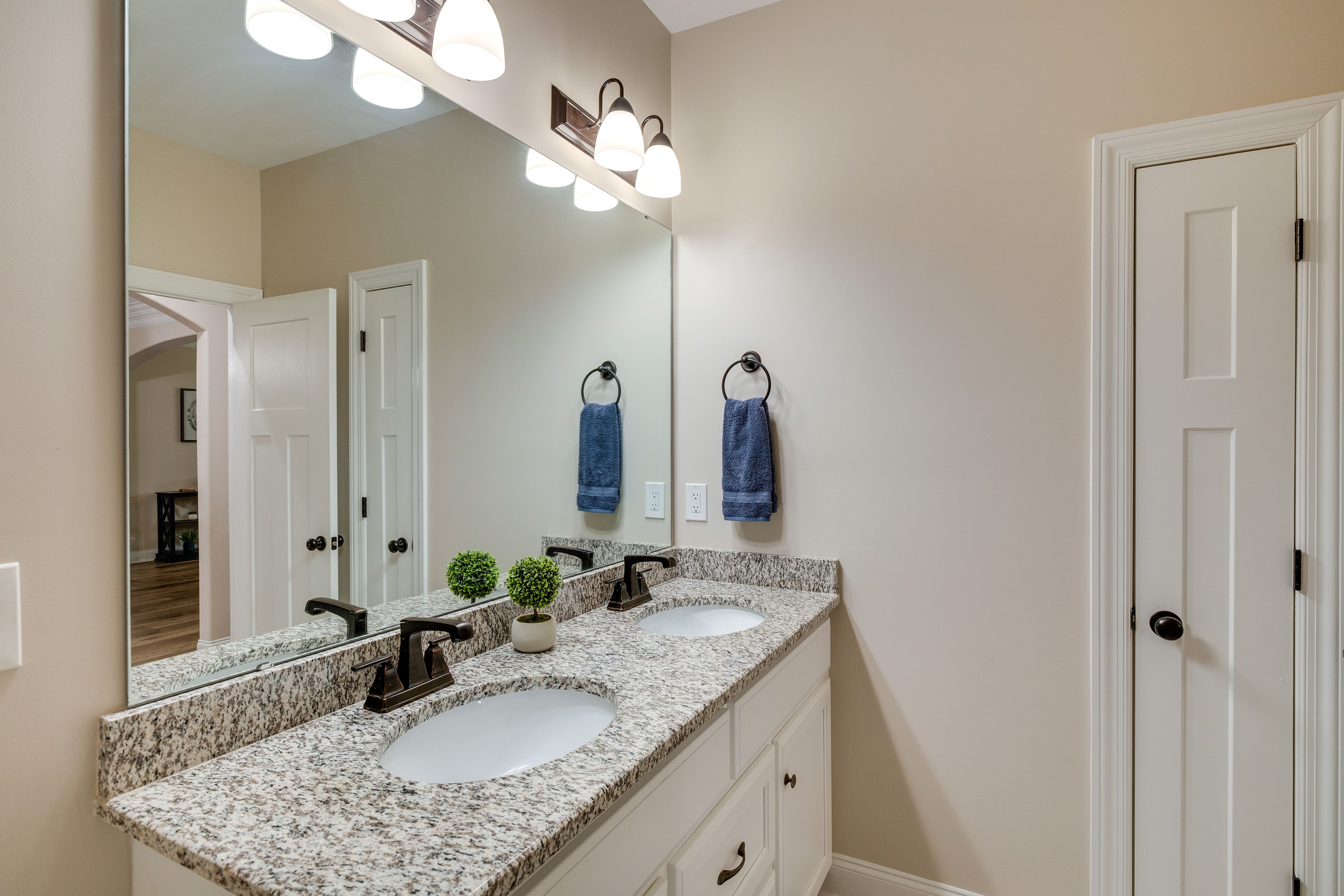 Full Bathroom | Shower/Tub Combo