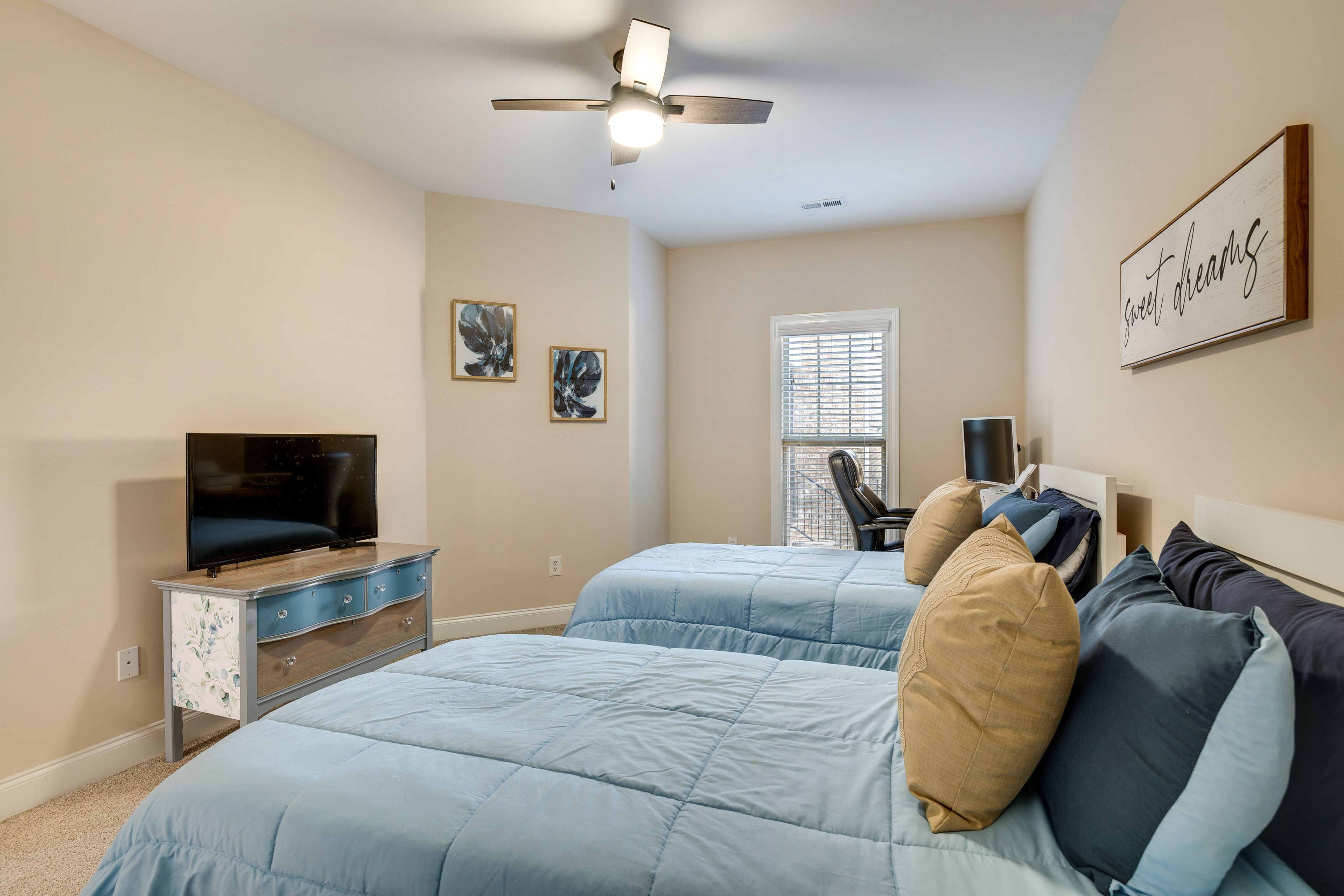Bedroom 3 | 2 Twin Beds | Smart TV | Laptop-Friendly Workspace