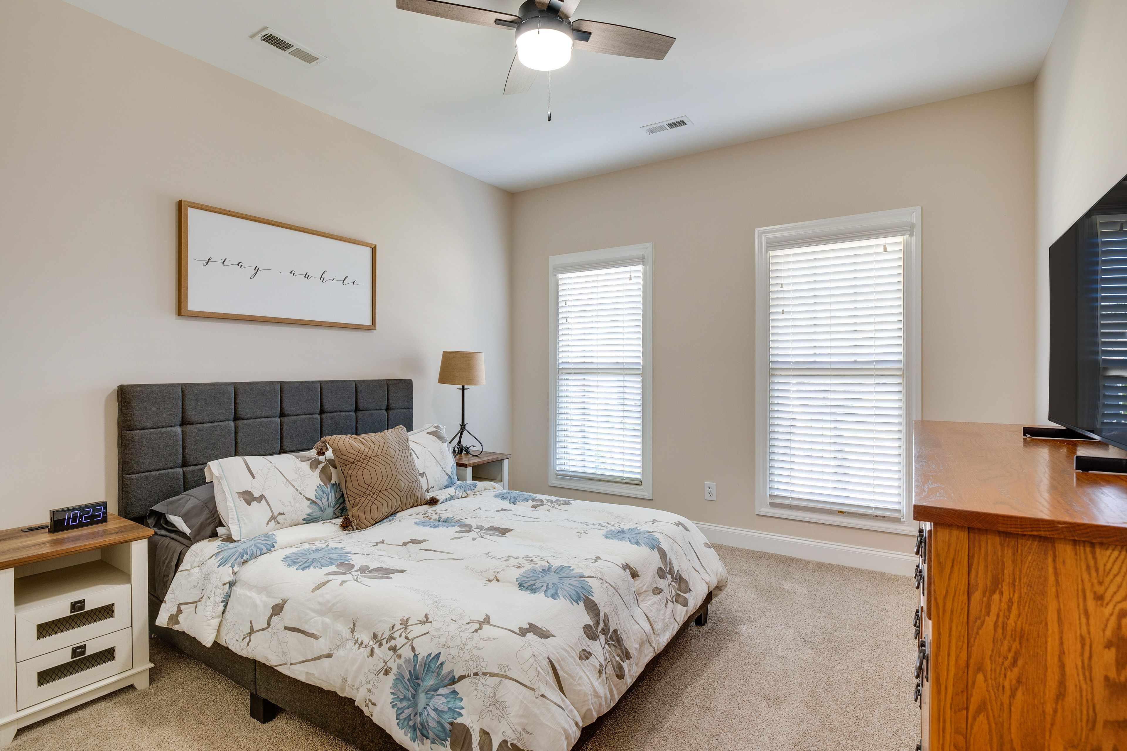 Bedroom 2 | Queen Bed | Smart TV | Ceiling Fans