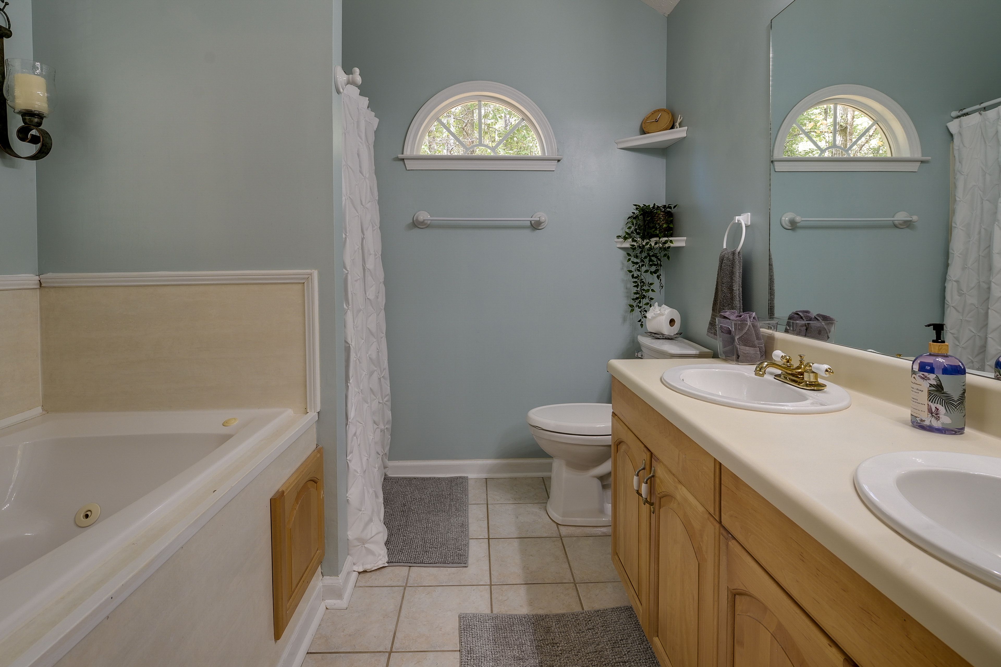 Full Bathroom | Complimentary Toiletries | Jetted Tub
