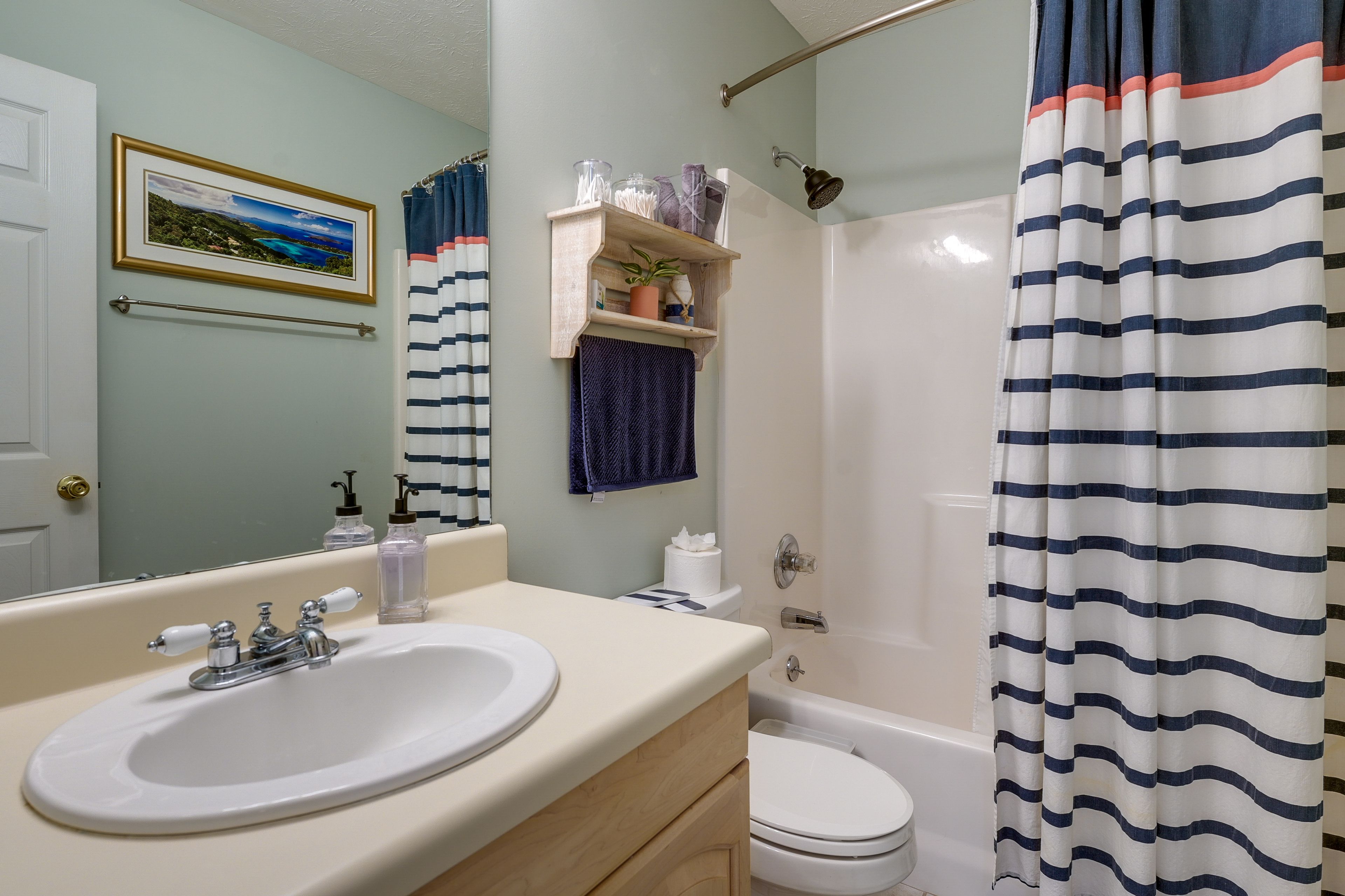 Full Bathroom | Complimentary Toiletries