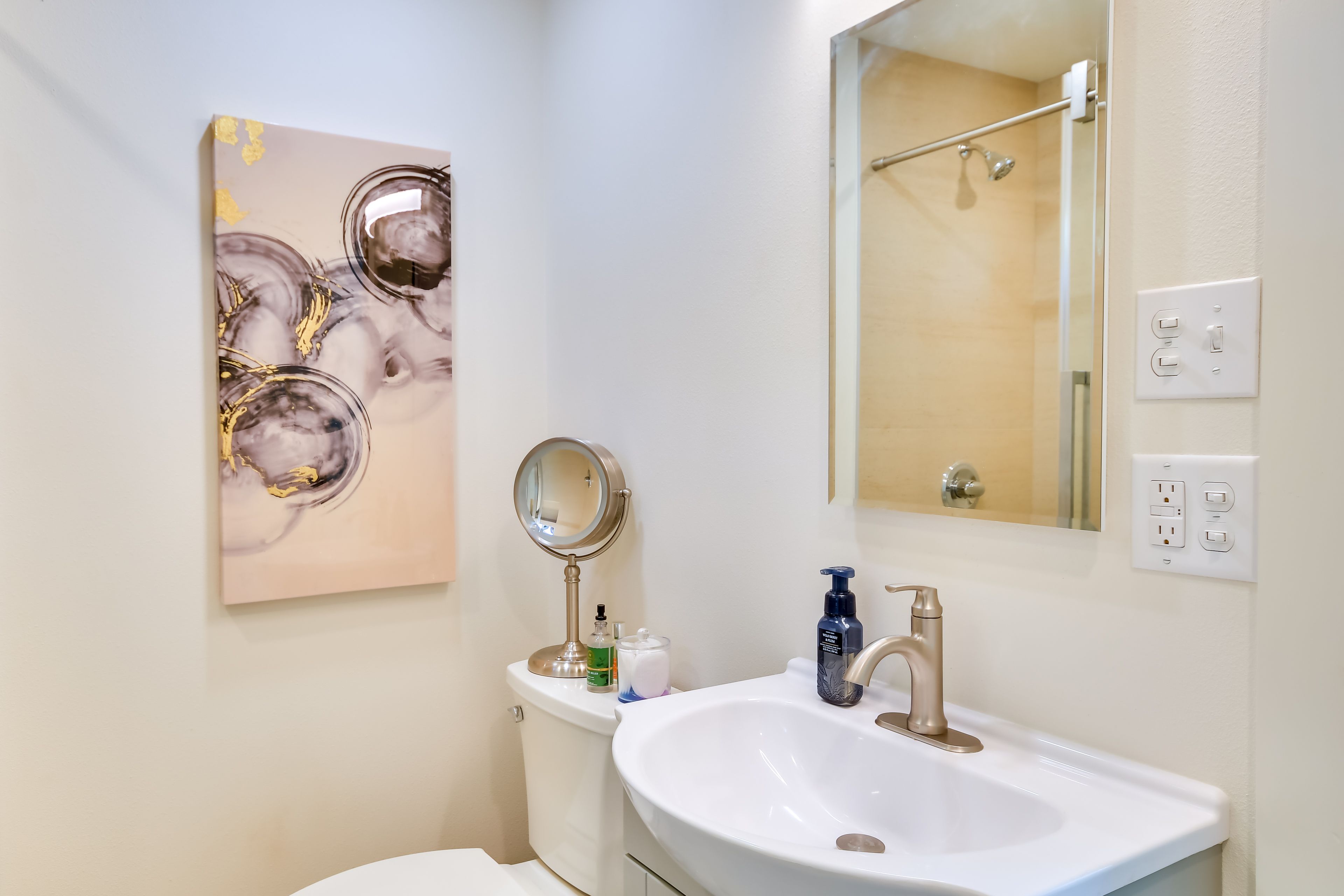 Full Bathroom | Complimentary Toiletries