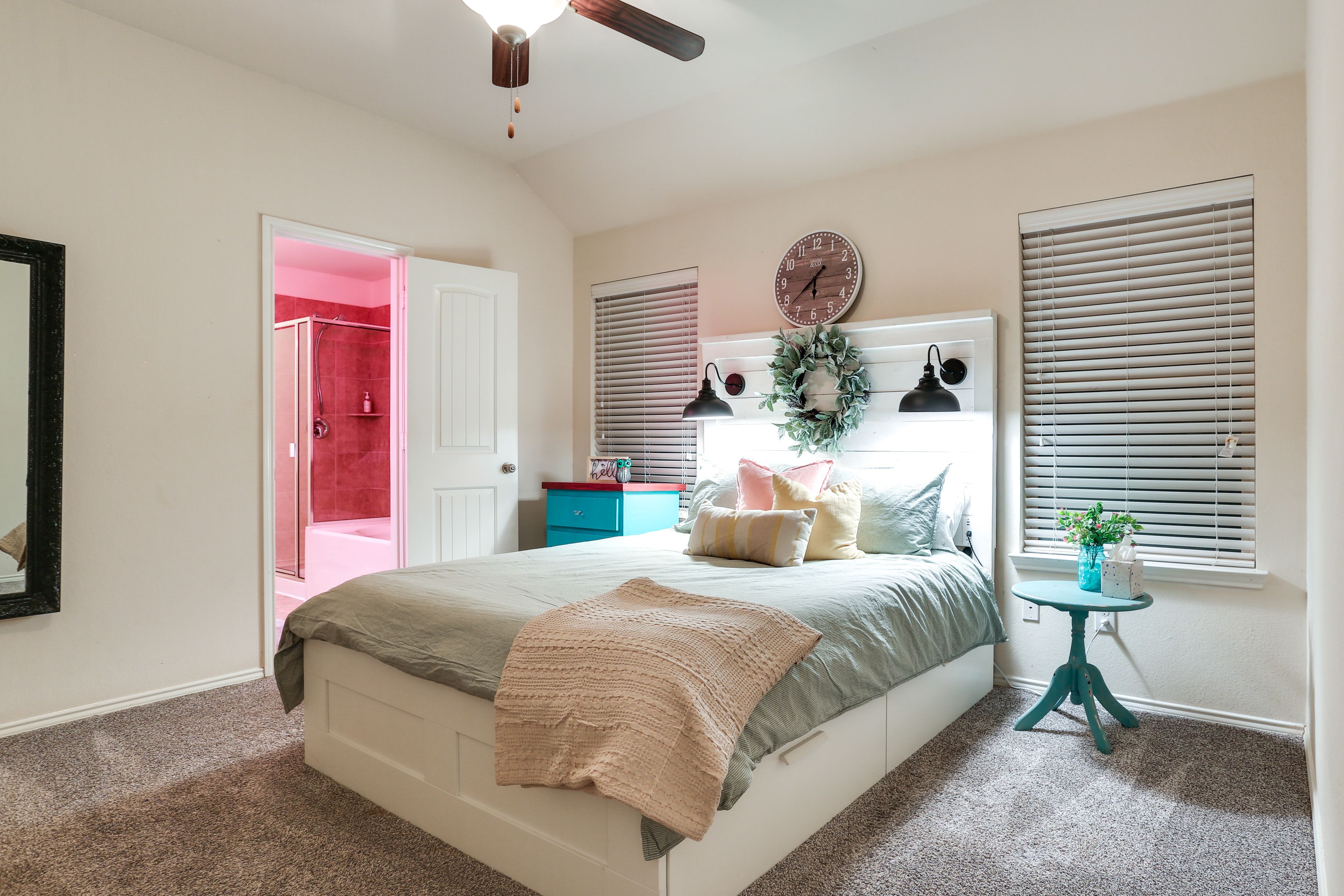 Bedroom 1 | Queen Bed | Smart TV | En-Suite Bathroom