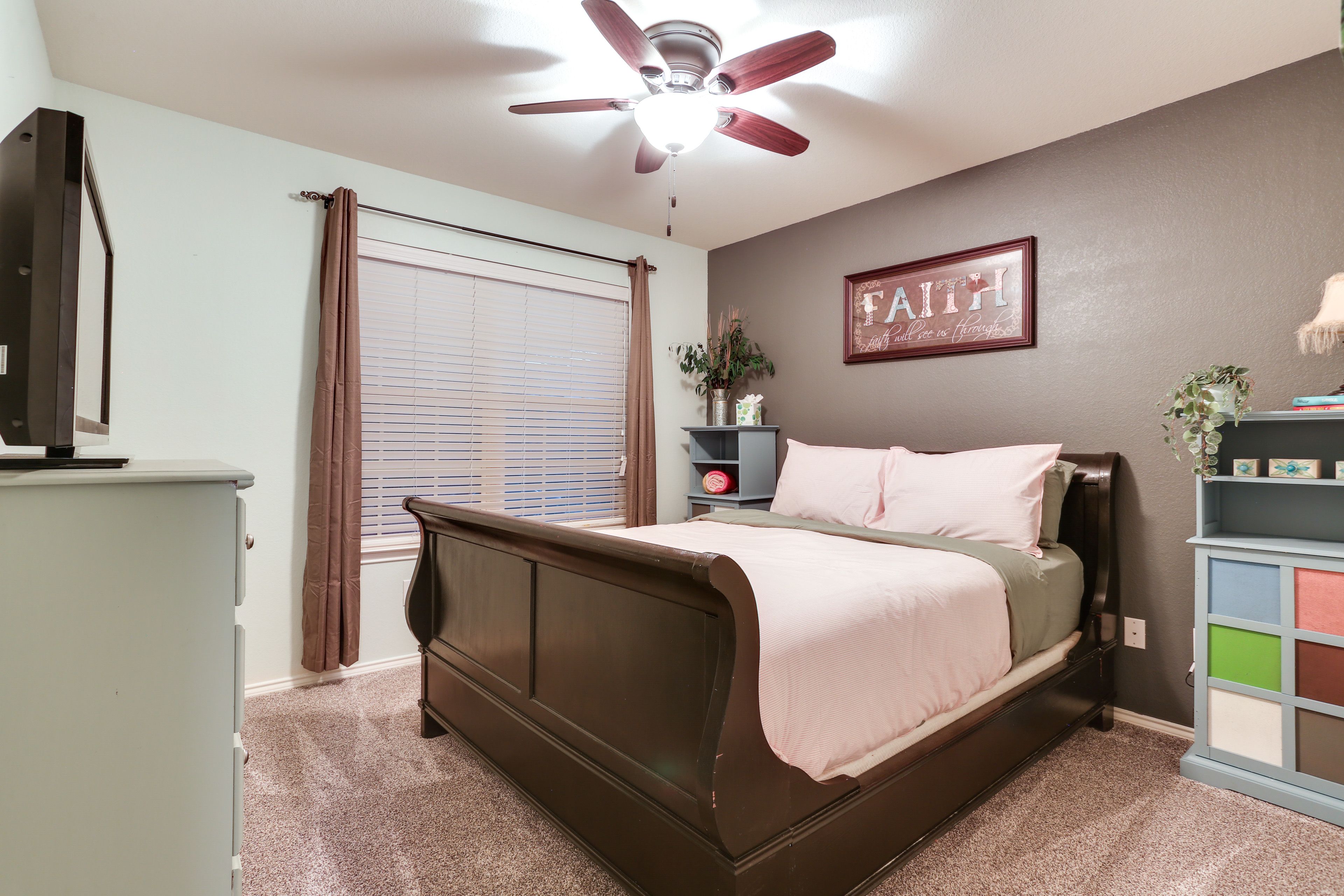 Bedroom 2 | Queen Bed | Smart TV