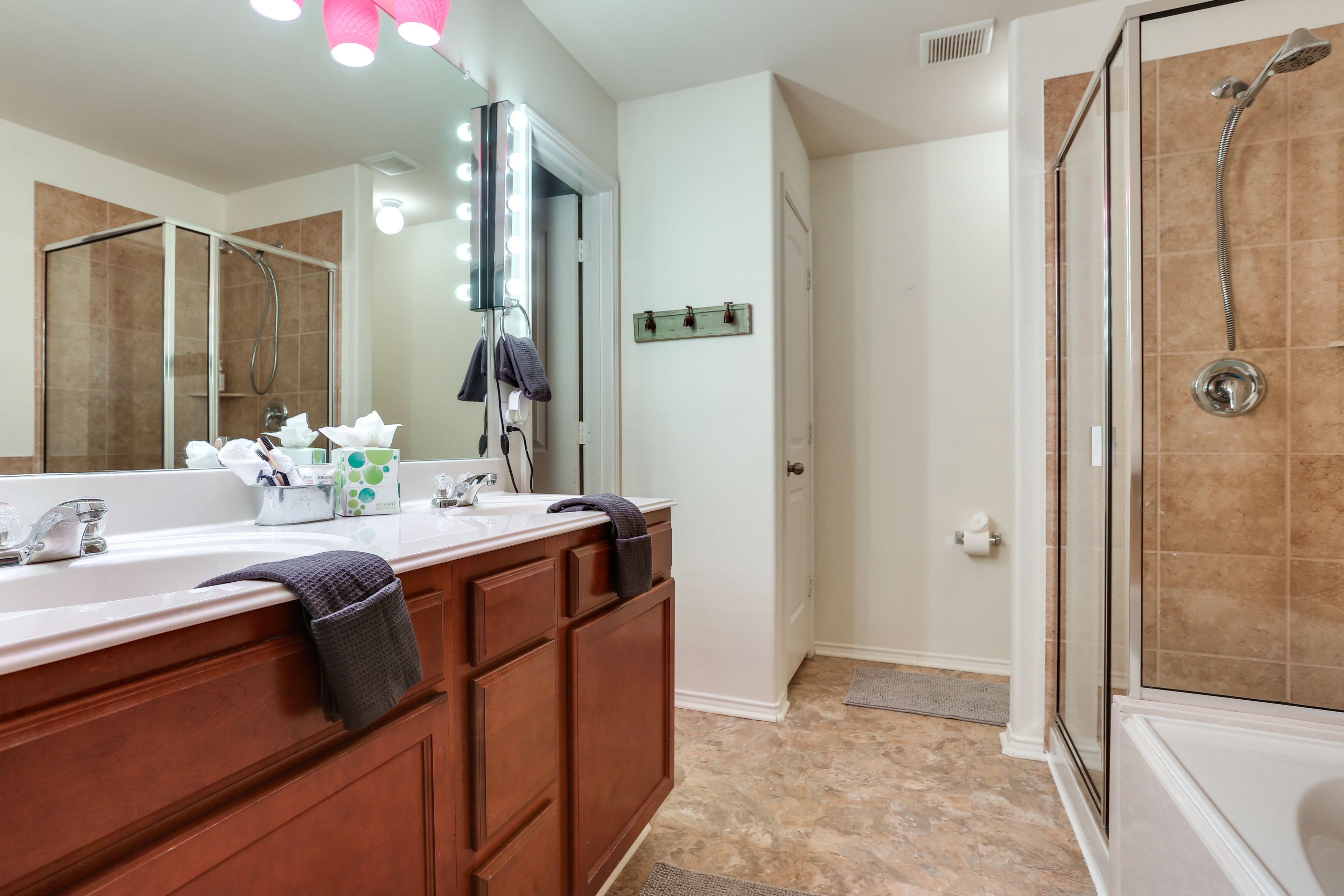 En-Suite Bathroom | Towels Provided | Complimentary Toiletries
