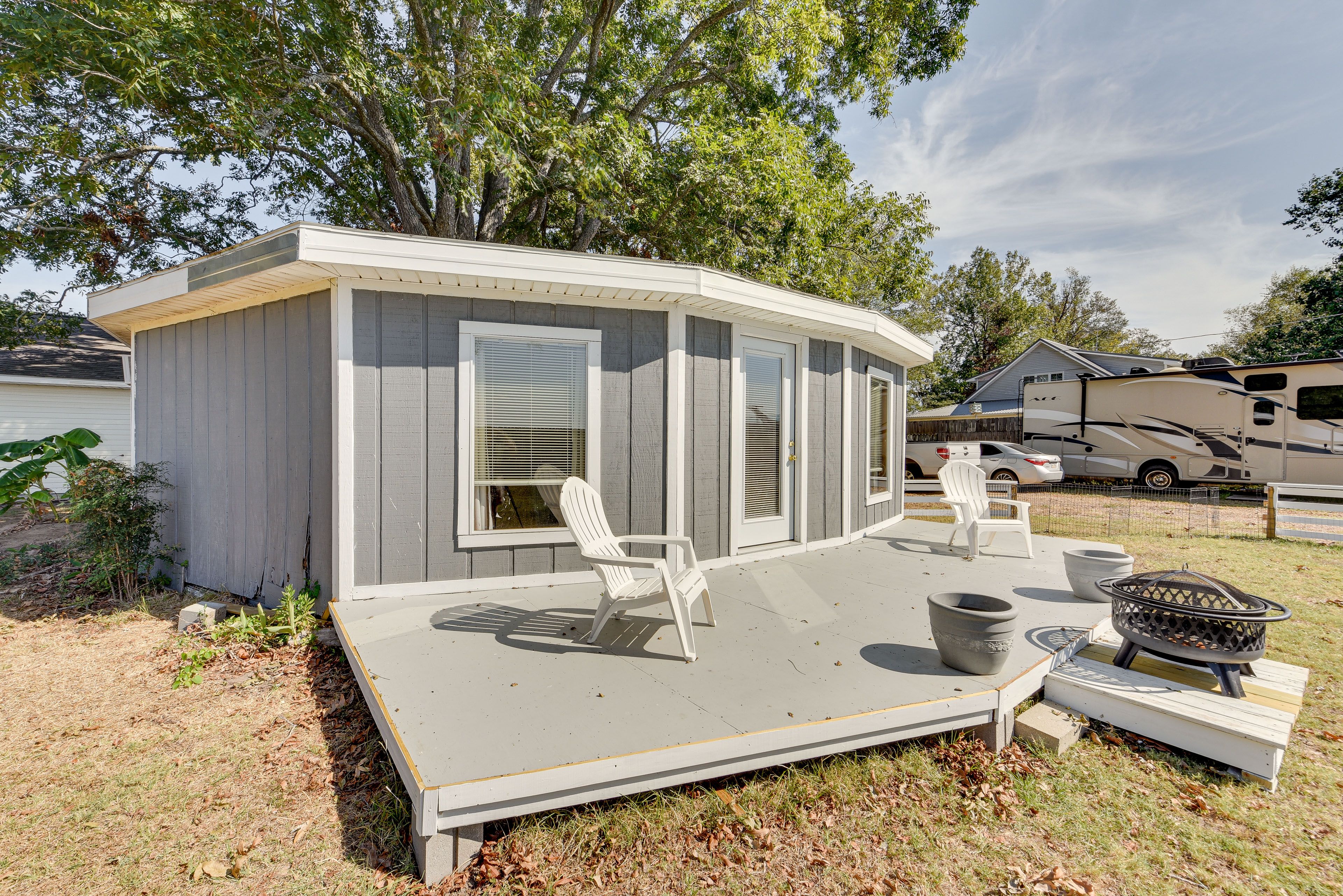 Jonesville Vacation Rental | Studio | 1BA | 2 Steps Required | 384 Sq Ft