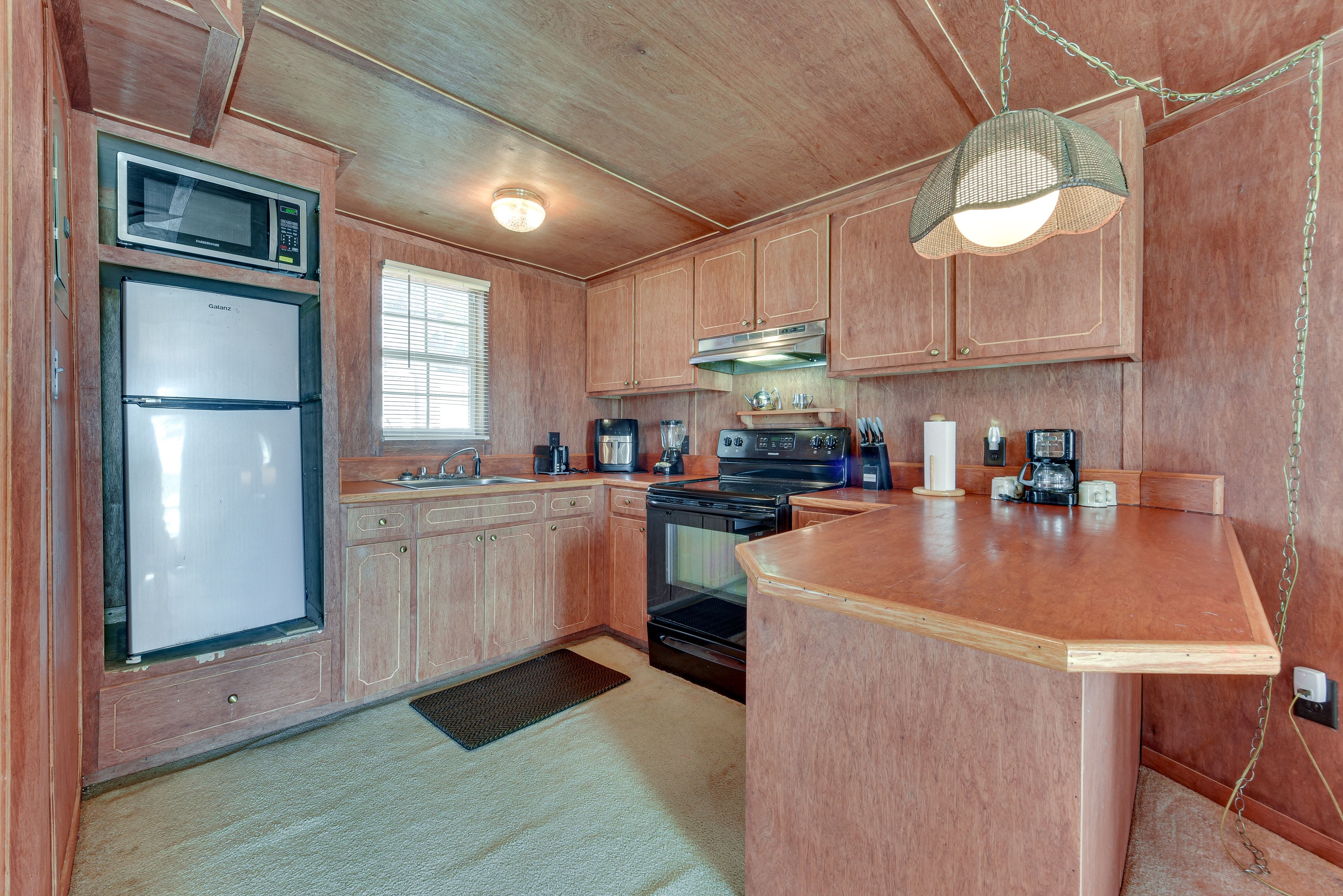 Kitchen | Single Story | Slow Cooker | Trash Bags & Paper Towels | Spices