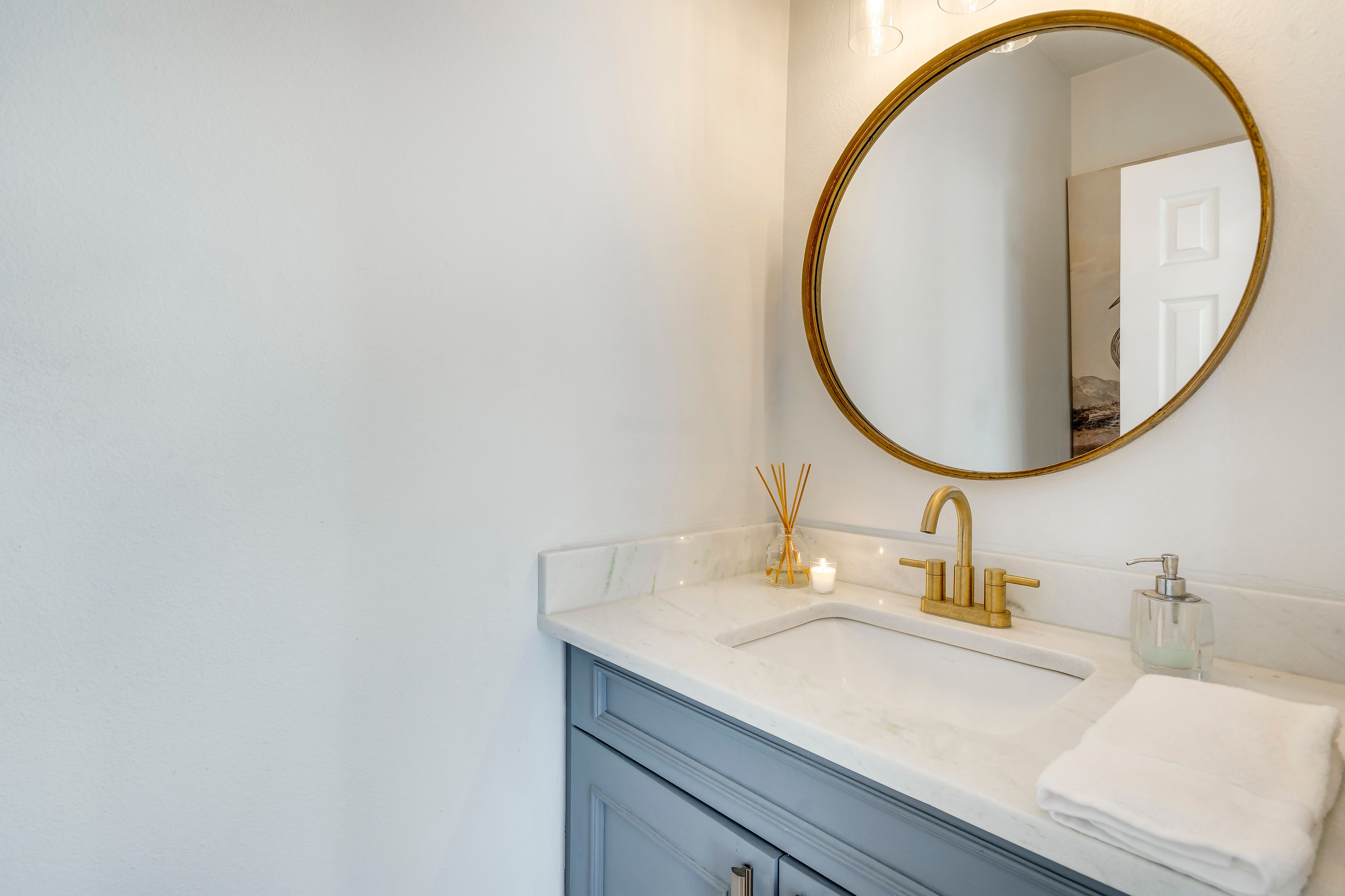 Half Bathroom | 1st Floor