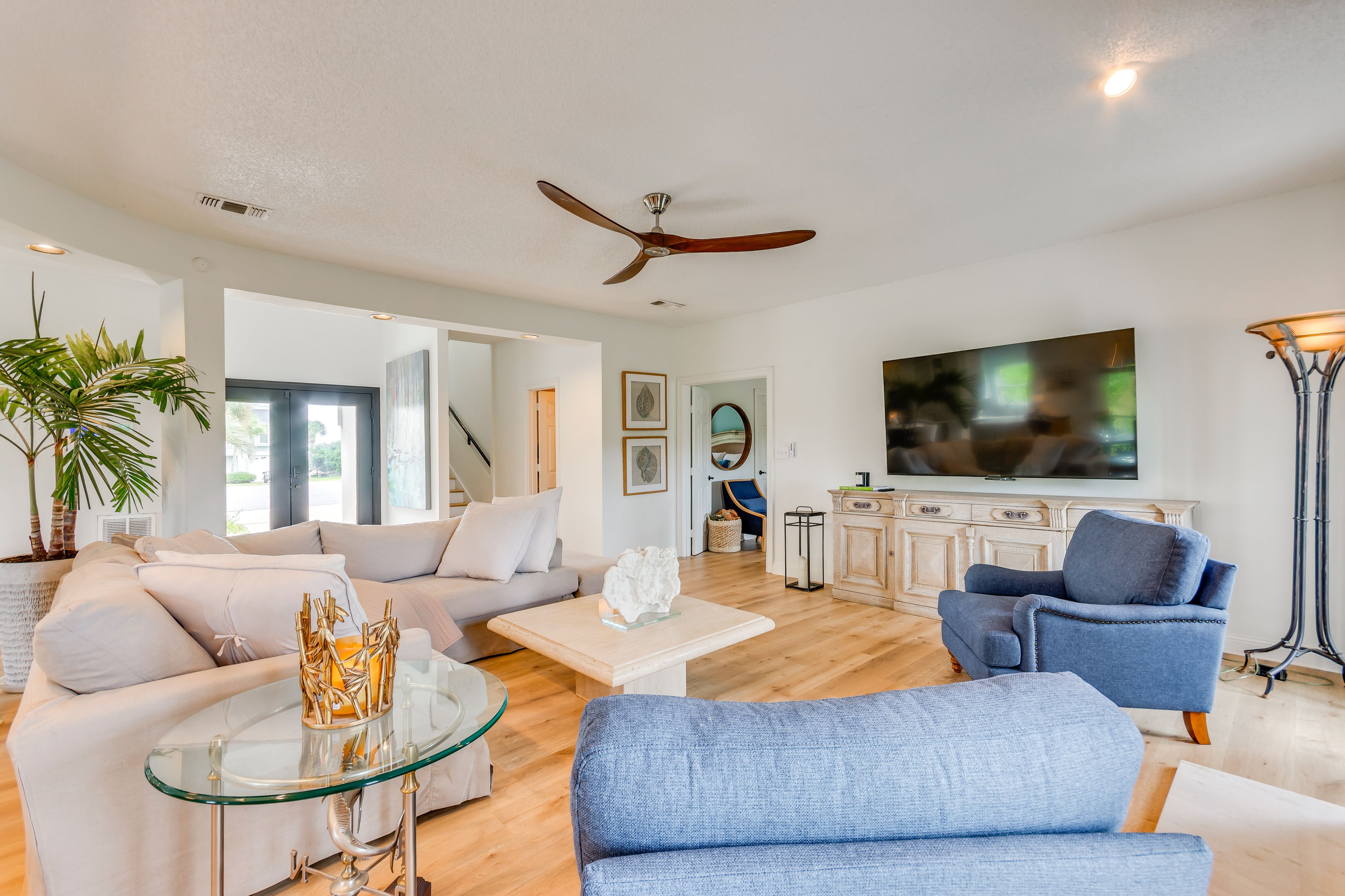 Living Room | 1st Floor | Fireplace | Smart TV | Free WiFi