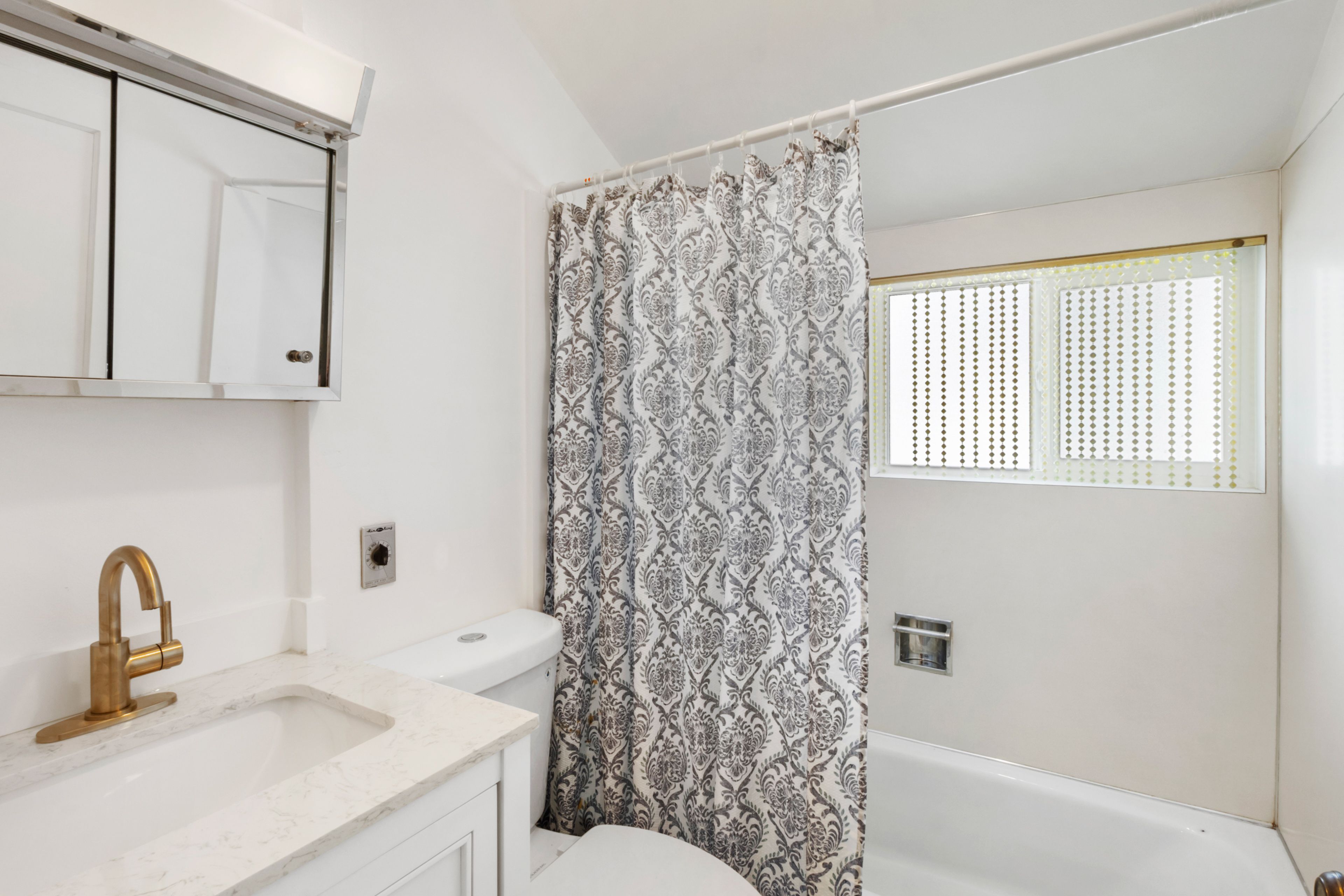 Bathroom | 2nd Floor | Shower/Tub Combo | Complimentary Toiletries