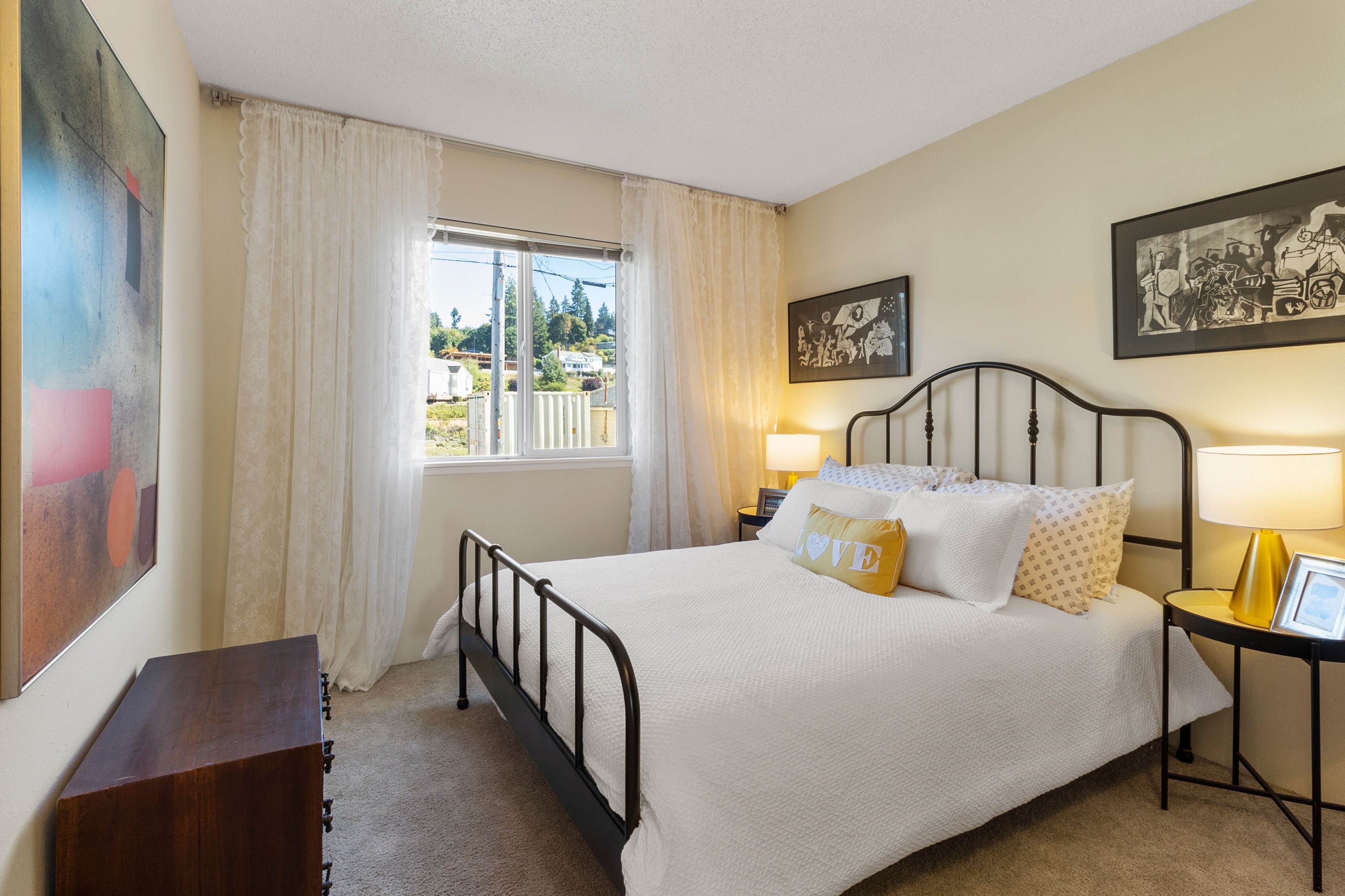 Bedroom 1 | 1st Floor | Queen Bed | Linens Provided | Books | Hangers