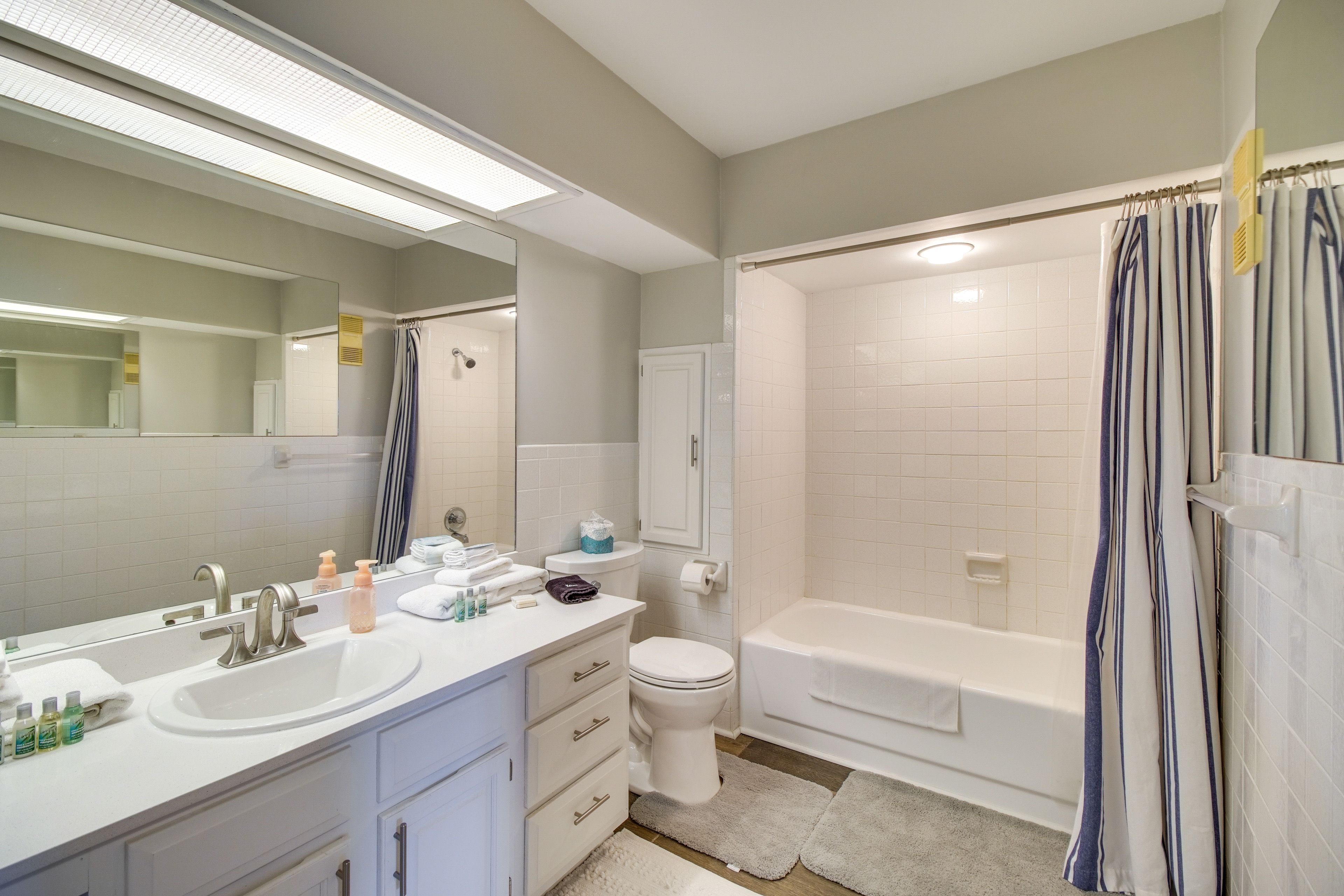 Full Bathroom | Complimentary Toiletries