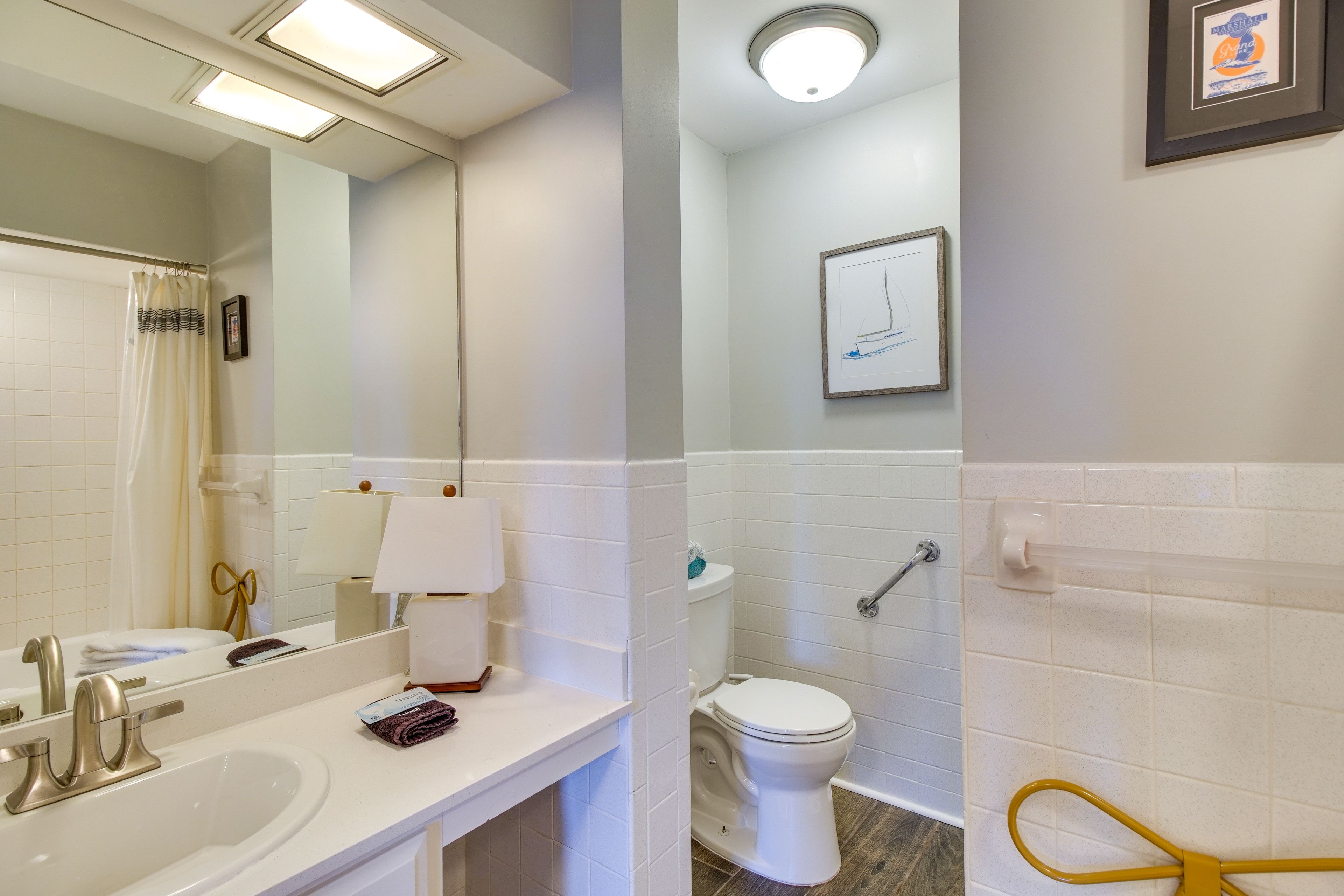 Full Bathroom | Complimentary Toiletries