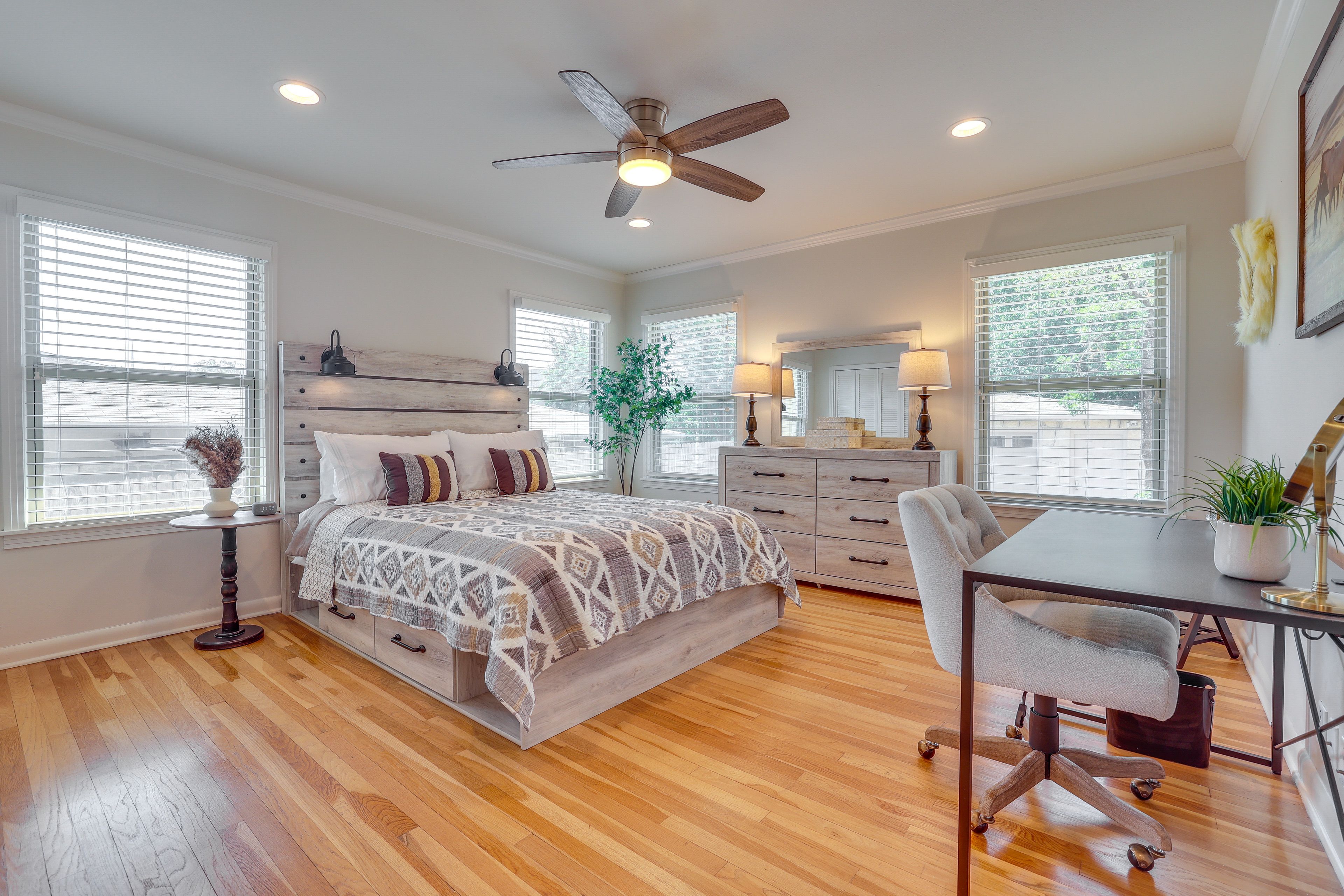Bedroom 2 | Queen Bed | Desk