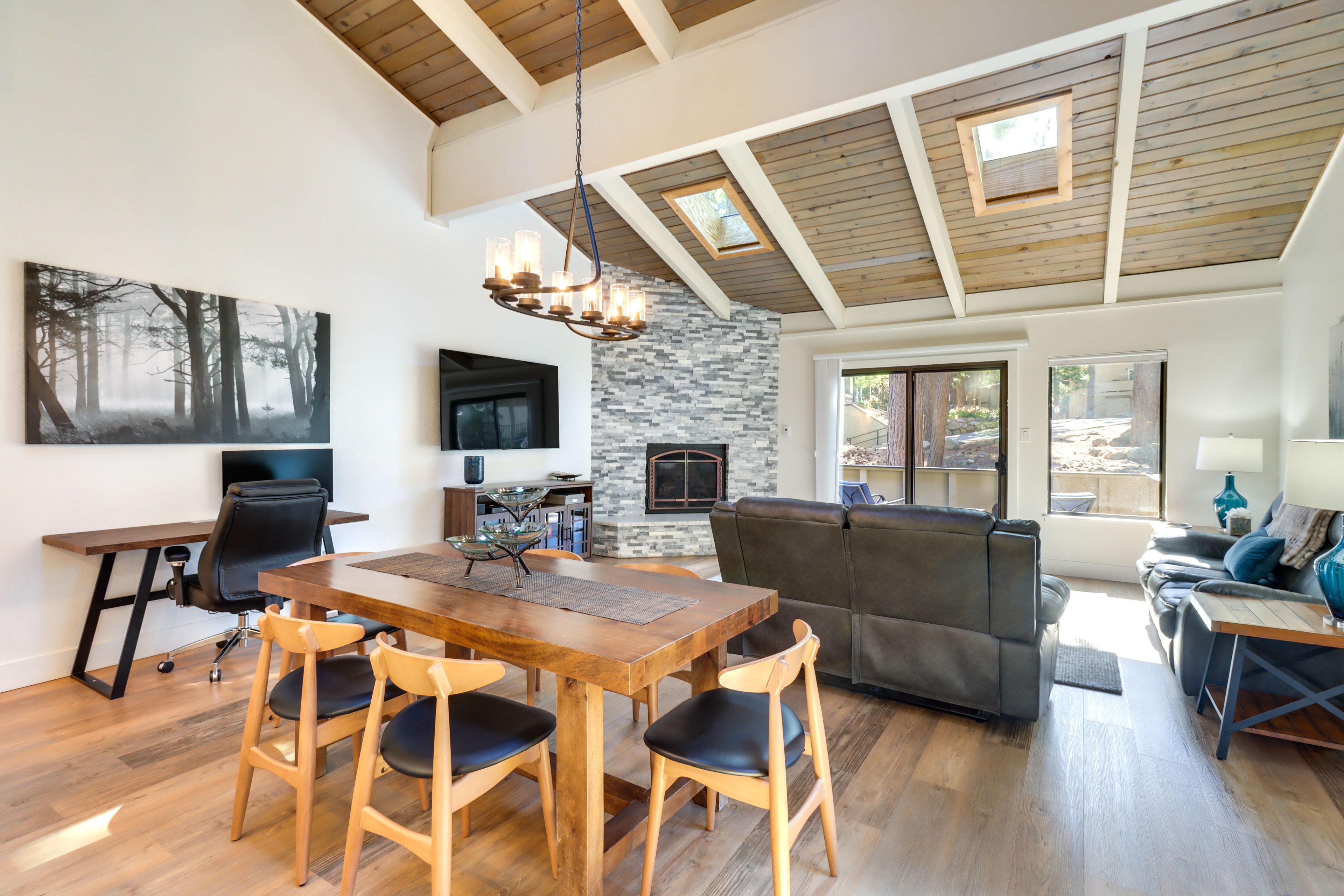 Dining Area | Dishware/Flatware | Laptop Workspace | Free WiFi