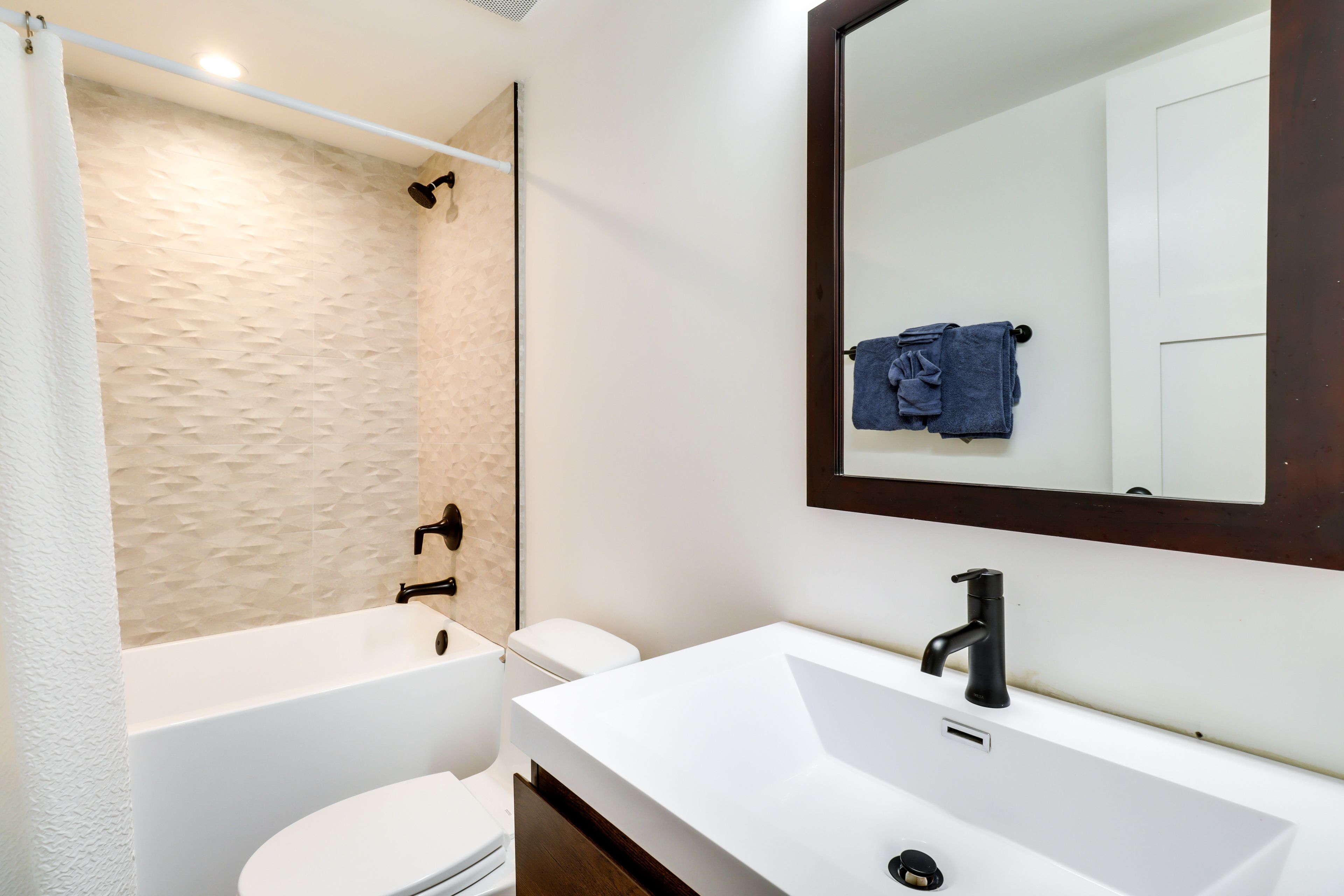 Full Bathroom | Complimentary Toiletries