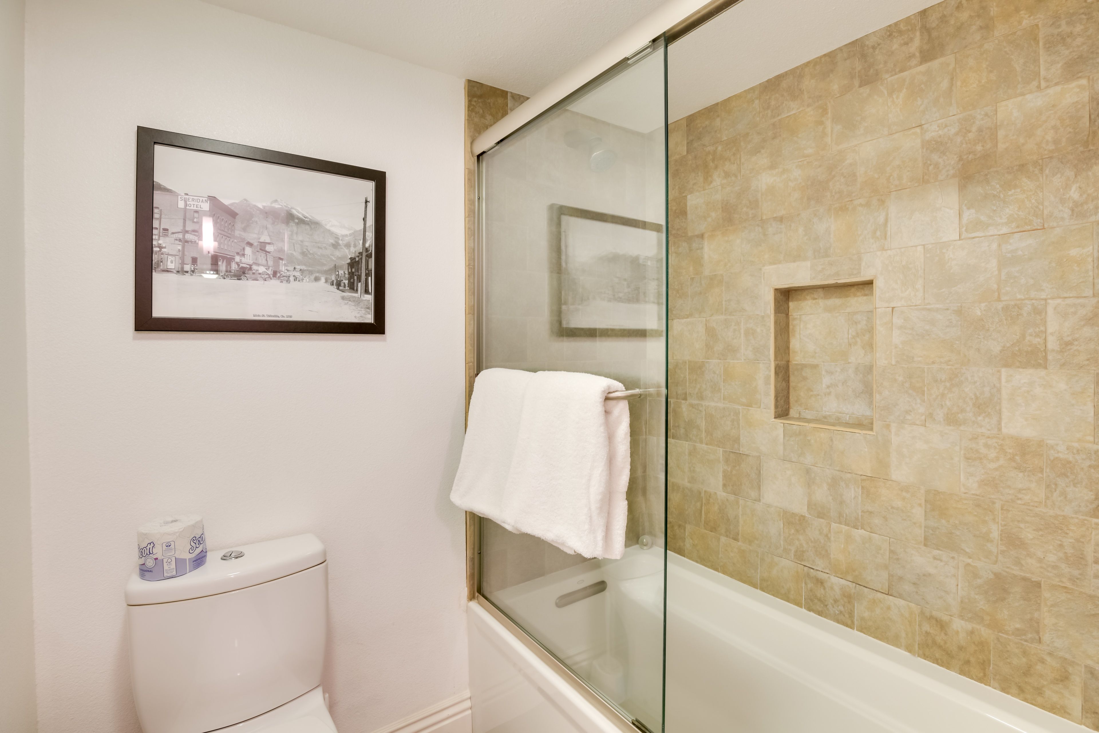 Full Bathroom | 1st Floor | Towels Provided
