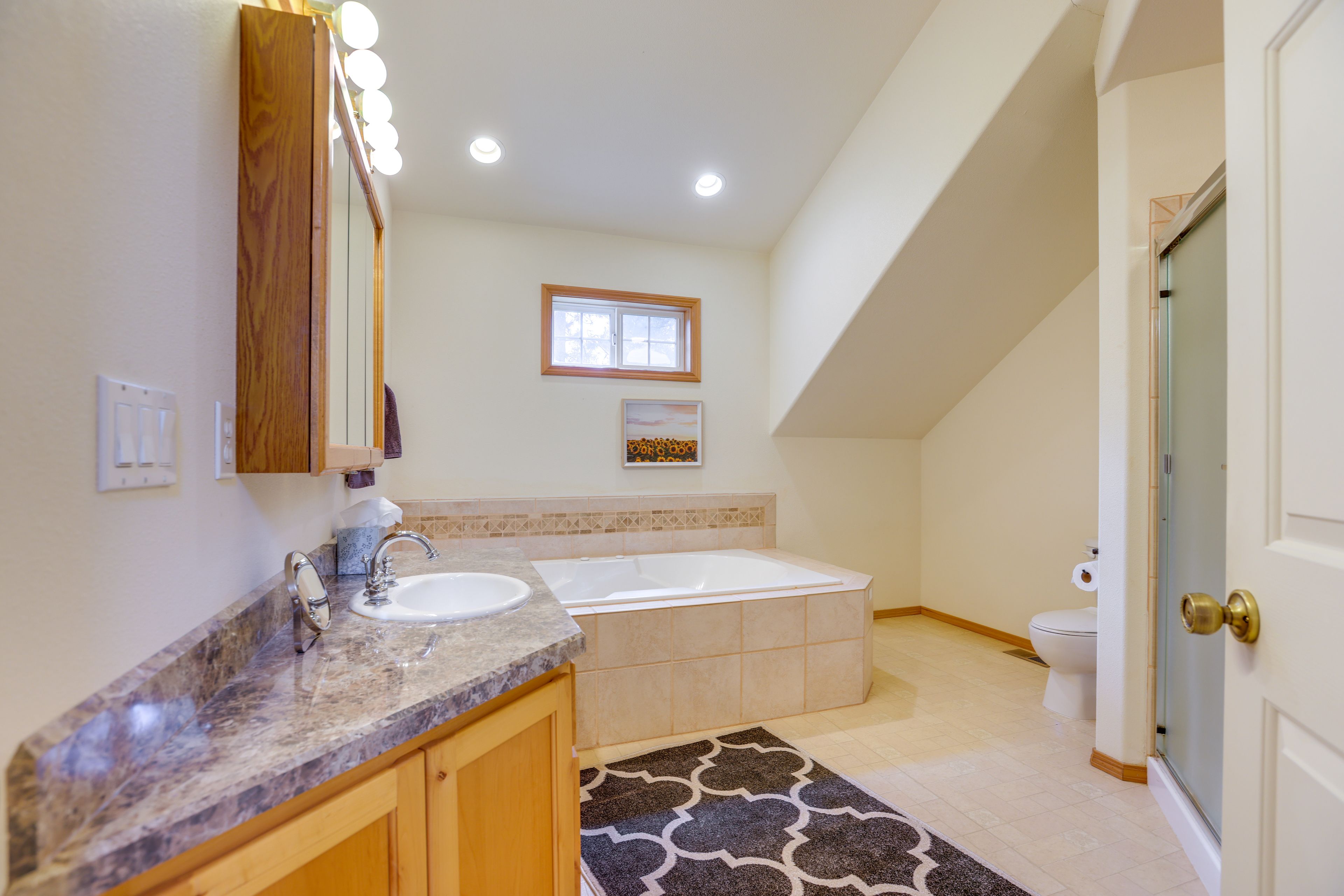 Full Bathroom | 2nd Floor